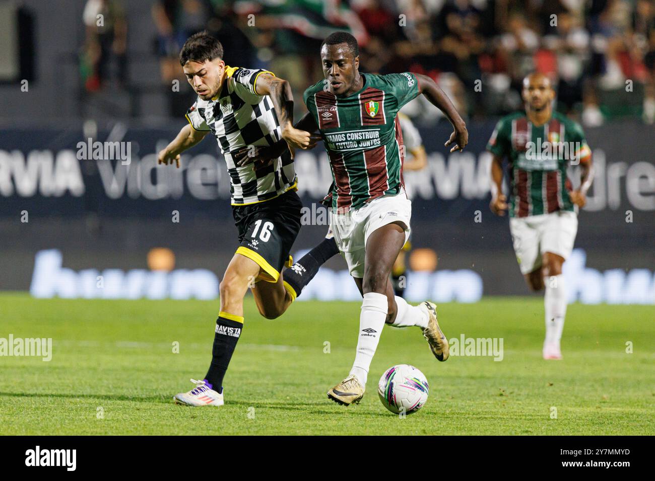 Joel Silva, Nilton Varela im Spiel der Liga Portugal zwischen den Mannschaften CF Estrela Amadora und Boavista FC bei Estadio Jose Gomes Stockfoto