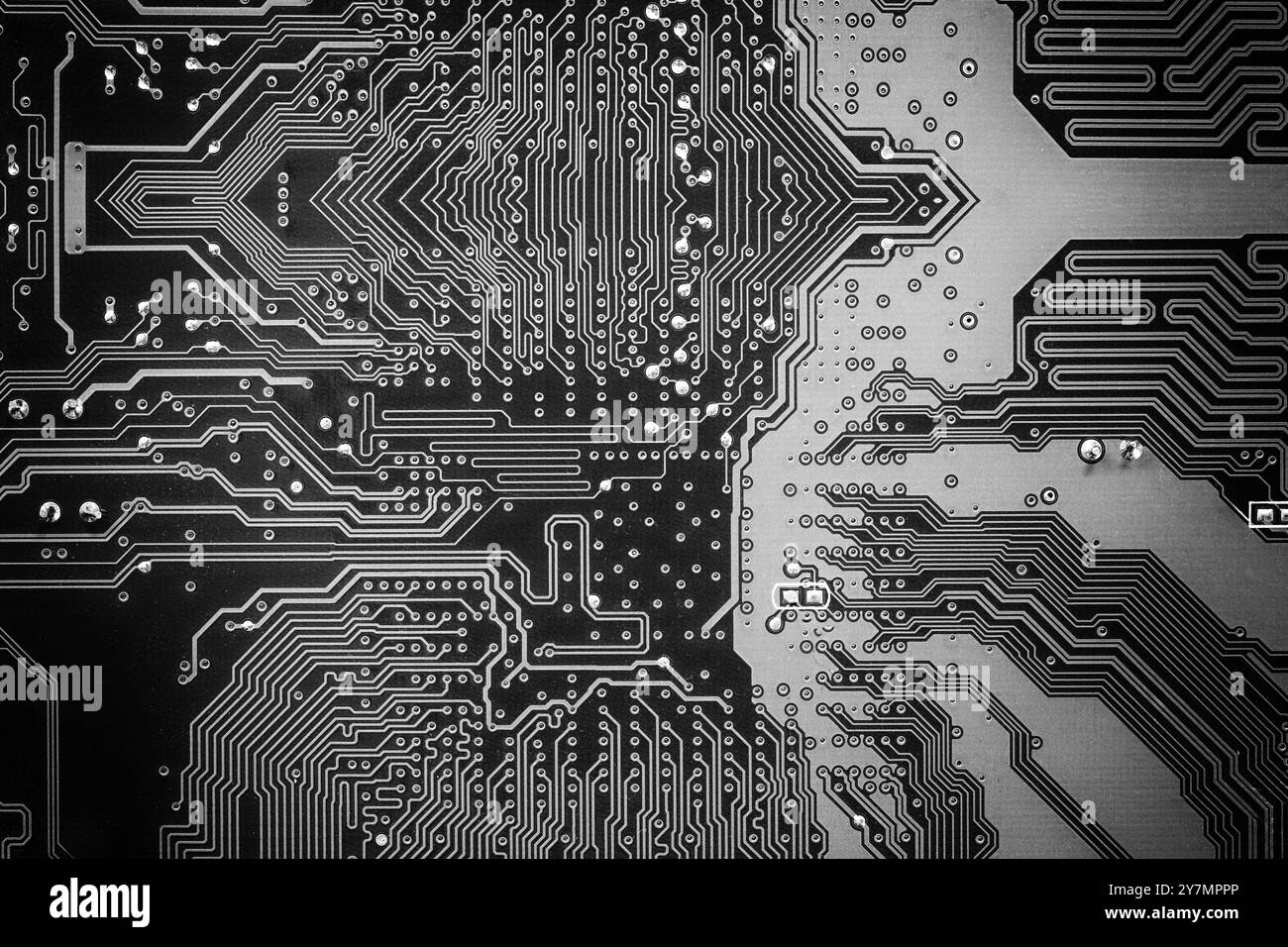 Altes schwarzes Computermotherboard mit Staub- und Rostflecken Hintergrund, Technologie-Hintergrund der Computerausrüstung in Schwarz-weiß-Ton. Stockfoto