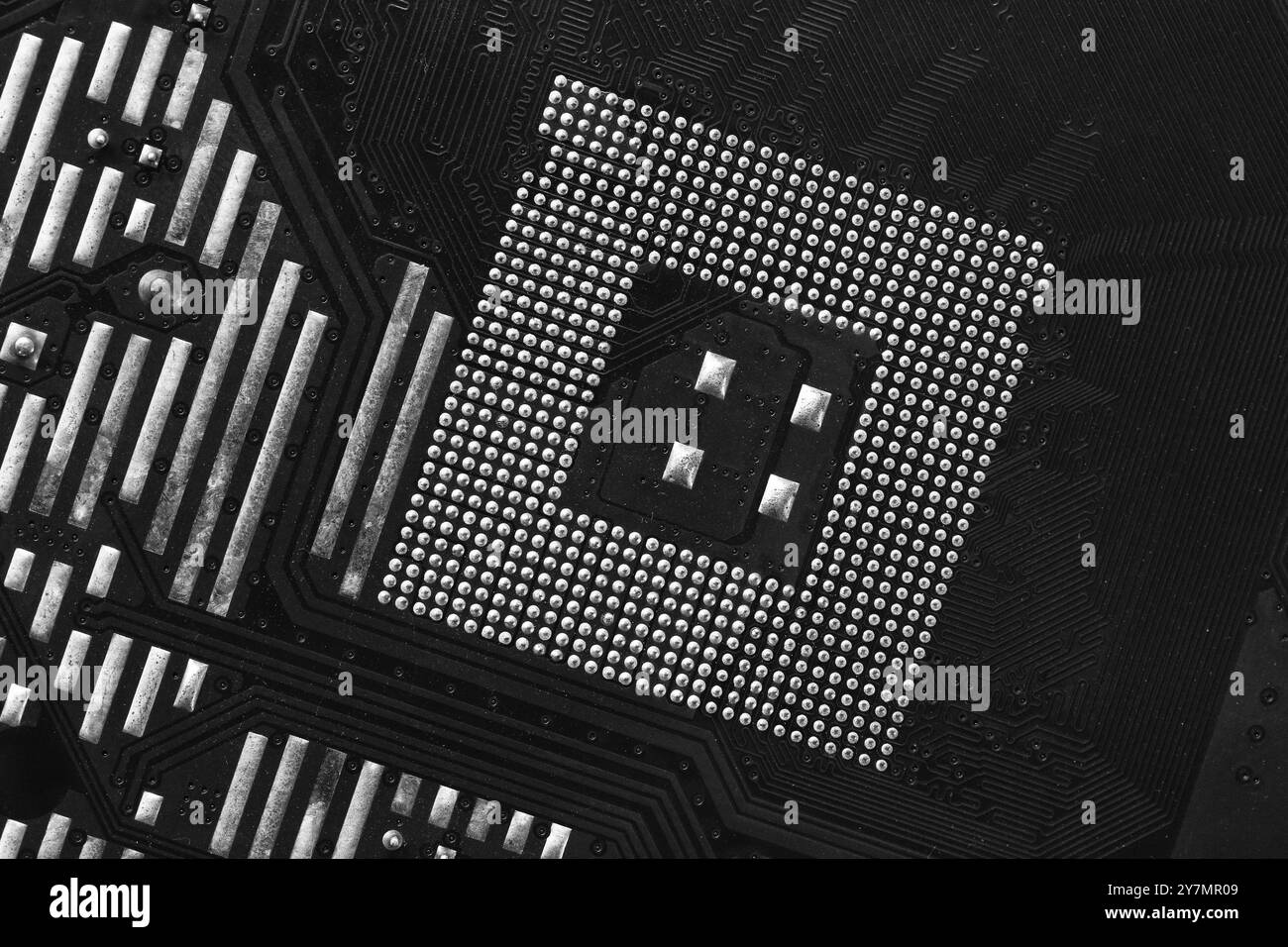 Alte schwarze Hauptplatine von Computergeräten mit Fokus auf CPU-Steckplatz-Hintergrund, Technologiehintergrund von Computergeräten in Schwarz-weiß-Ton. Stockfoto