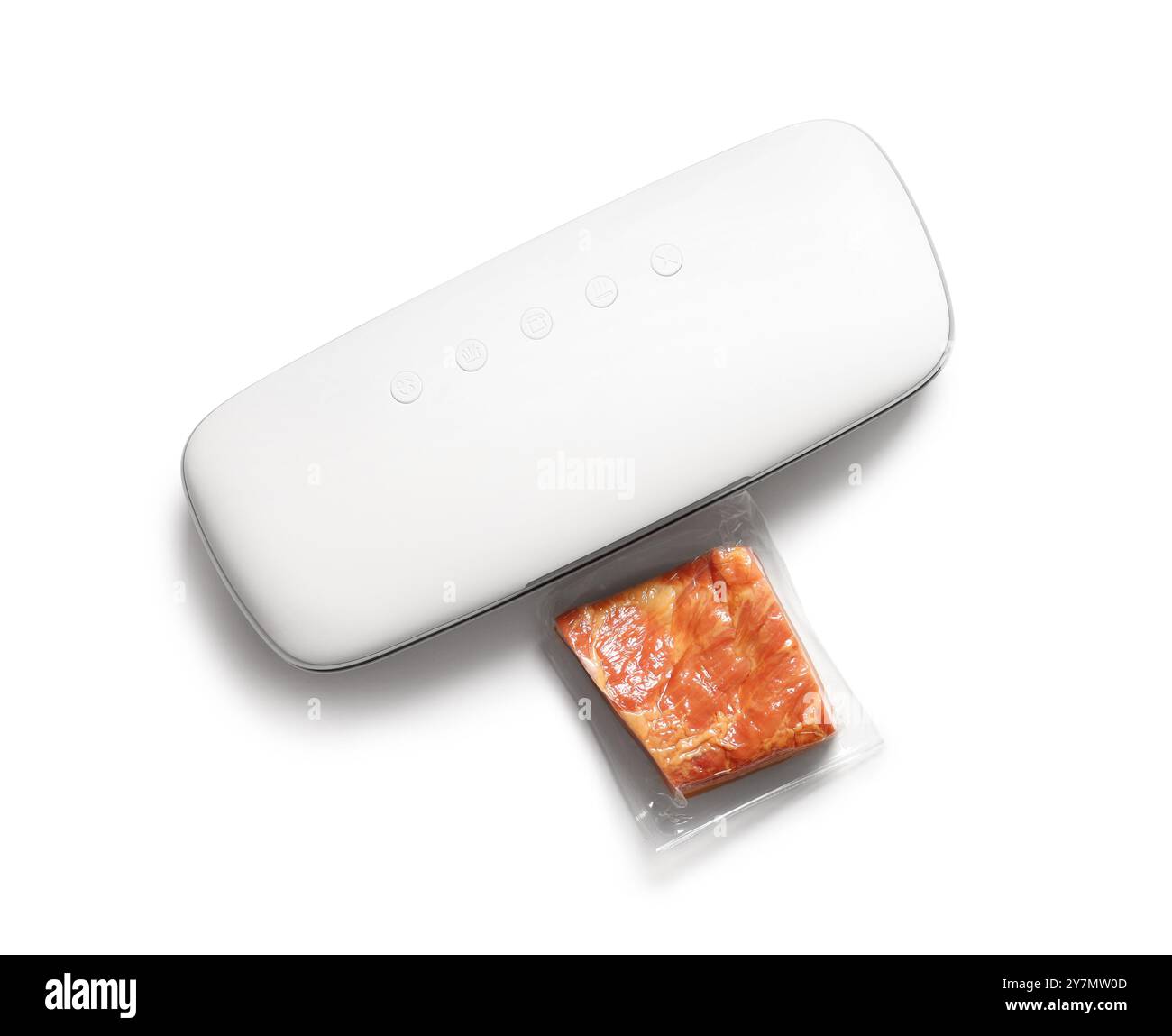 Vakuumversiegelungsmaschine für Lebensmittel mit Fleisch in der Verpackung auf weißem Hintergrund Stockfoto