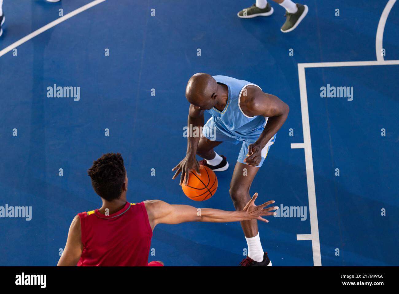 Basketball spielen, zwei Männer spielen auf dem Platz, Dribbeln und verteidigen Stockfoto