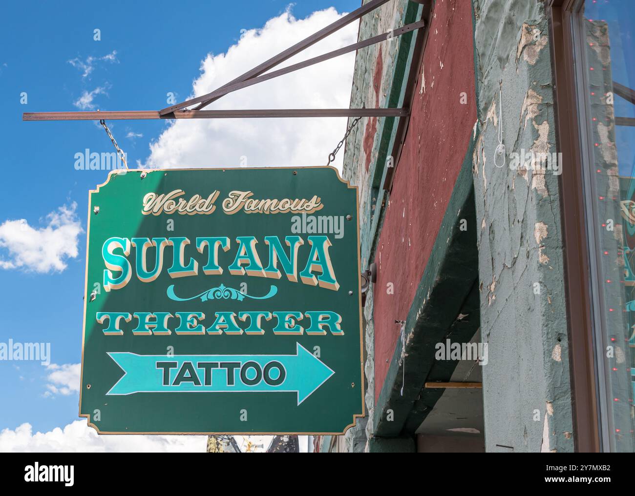 Ein altes Schild für einen Tätowiersalon an der Historic Route 66 in Williams, Arizona, USA Stockfoto
