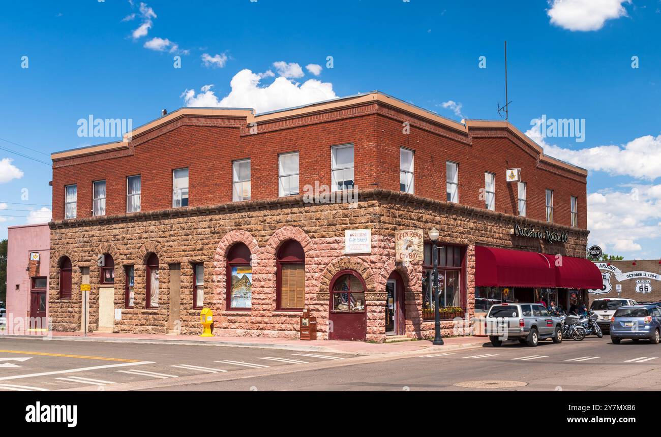 Ein altes Gebäude an der Historic Route 66, das ein Restaurant, einen Souvenirladen und eine Masonic Lodge in Williams, Arizona, USA beherbergt Stockfoto