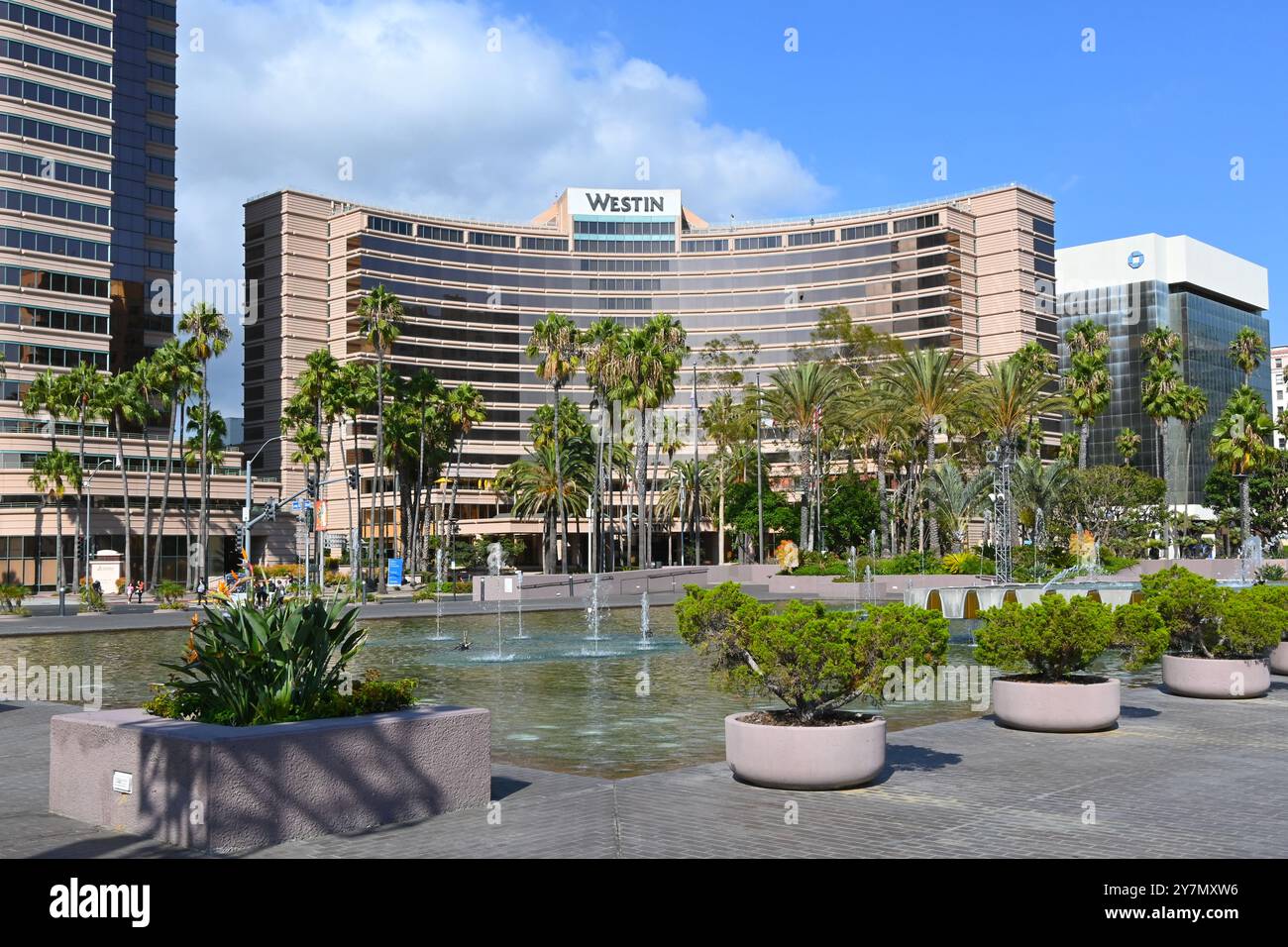 LONG BEACH, KALIFORNIEN - 19. SEPTEMBER 2024: Das Westin Hotel am Ocean Boulevard mit dem Terrace Theater Fountain im Vordergrund. Stockfoto