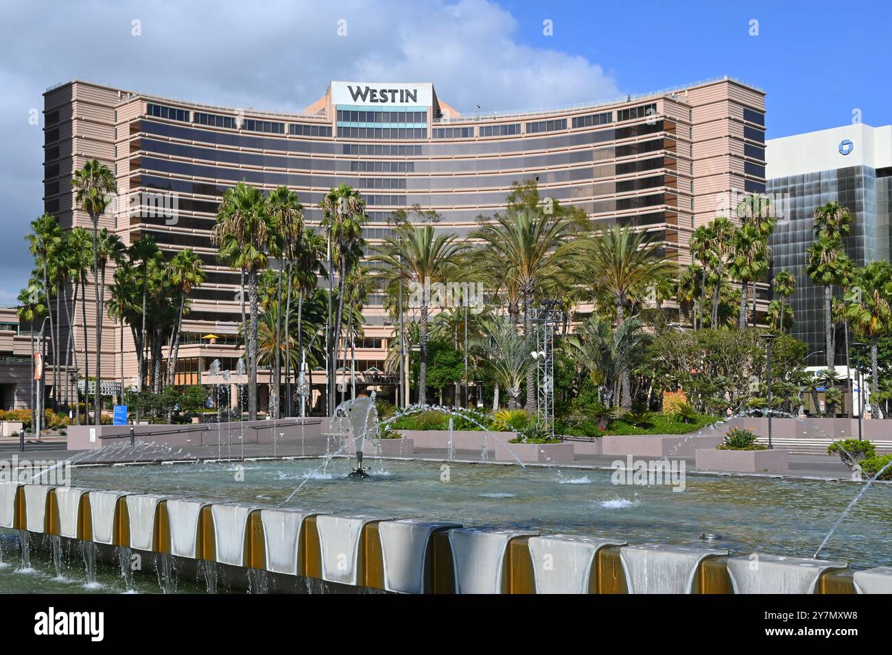 LONG BEACH, KALIFORNIEN - 19. SEPTEMBER 2024: Das Westin Hotel am Ocean Boulevard mit dem Terrace Theater Fountain im Vordergrund. Stockfoto