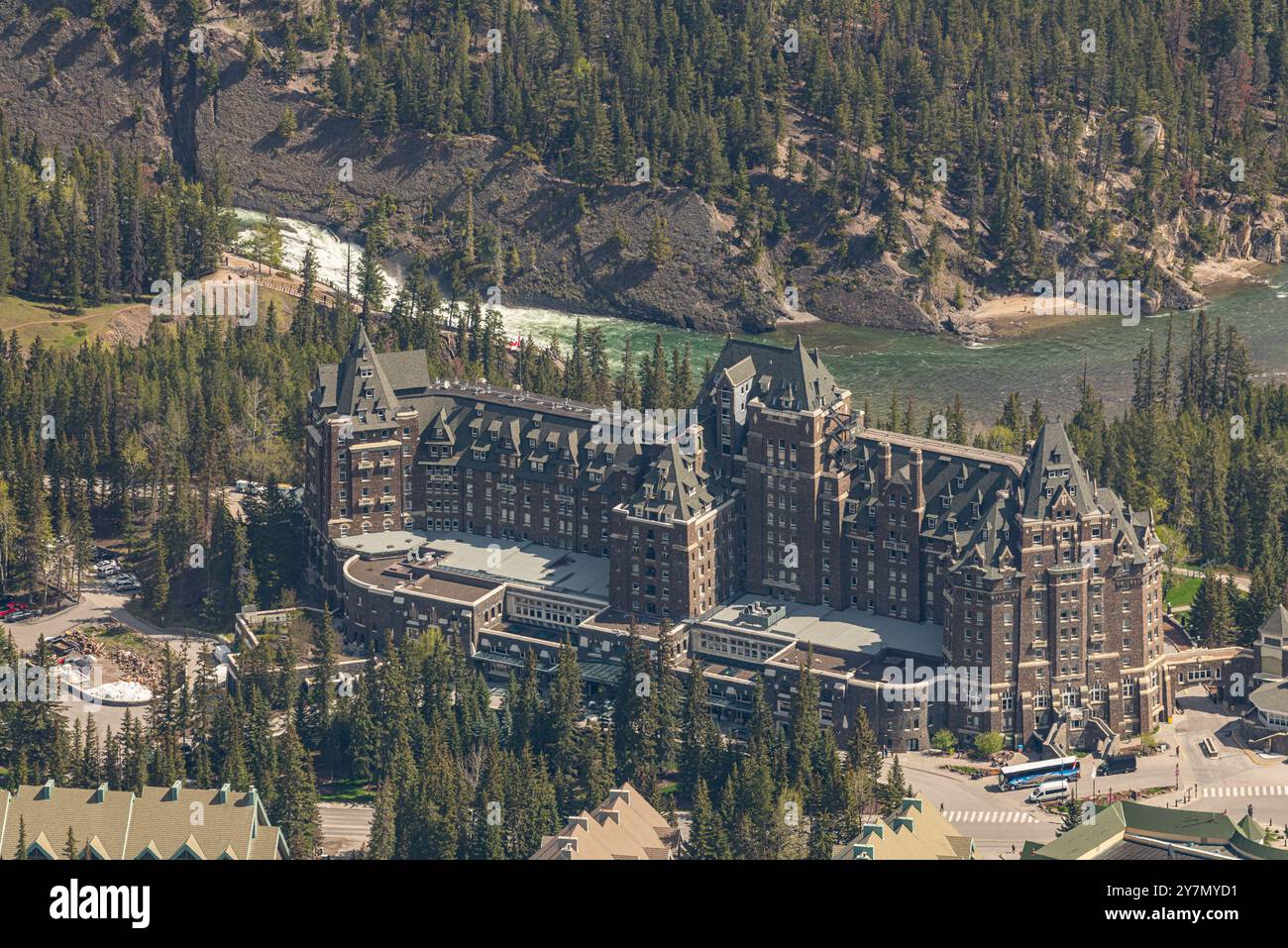Blick auf das atemberaubende Fairmont Banff Springs Hotel in der Stadt während des Frühlings mit unglaublicher Aussicht rund um das Wildnishotel in Kanada. Stockfoto