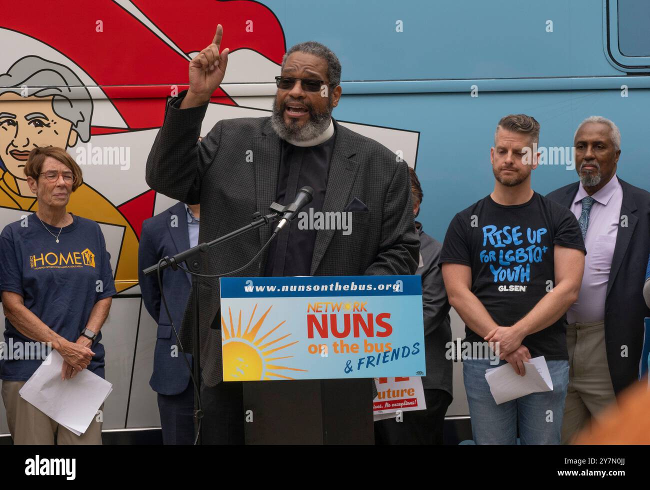 Philadelphia, Pennsylvania, USA. 30. September 2024. Bischof DWAYNE ROYSTER, Executive Director von Faith in Action Network, spricht bei der Vorstellung der Nonnen on the Bus & Friends votieren unsere zukünftige nationale Busreise. Hinter ihm hören Schwester MARY SCULLION, BRENDAN MORRISSEY und MAURICE SAMPSON. (Credit Image: © Sue Dorfman/ZUMA Press Wire) NUR REDAKTIONELLE VERWENDUNG! Nicht für kommerzielle ZWECKE! Stockfoto