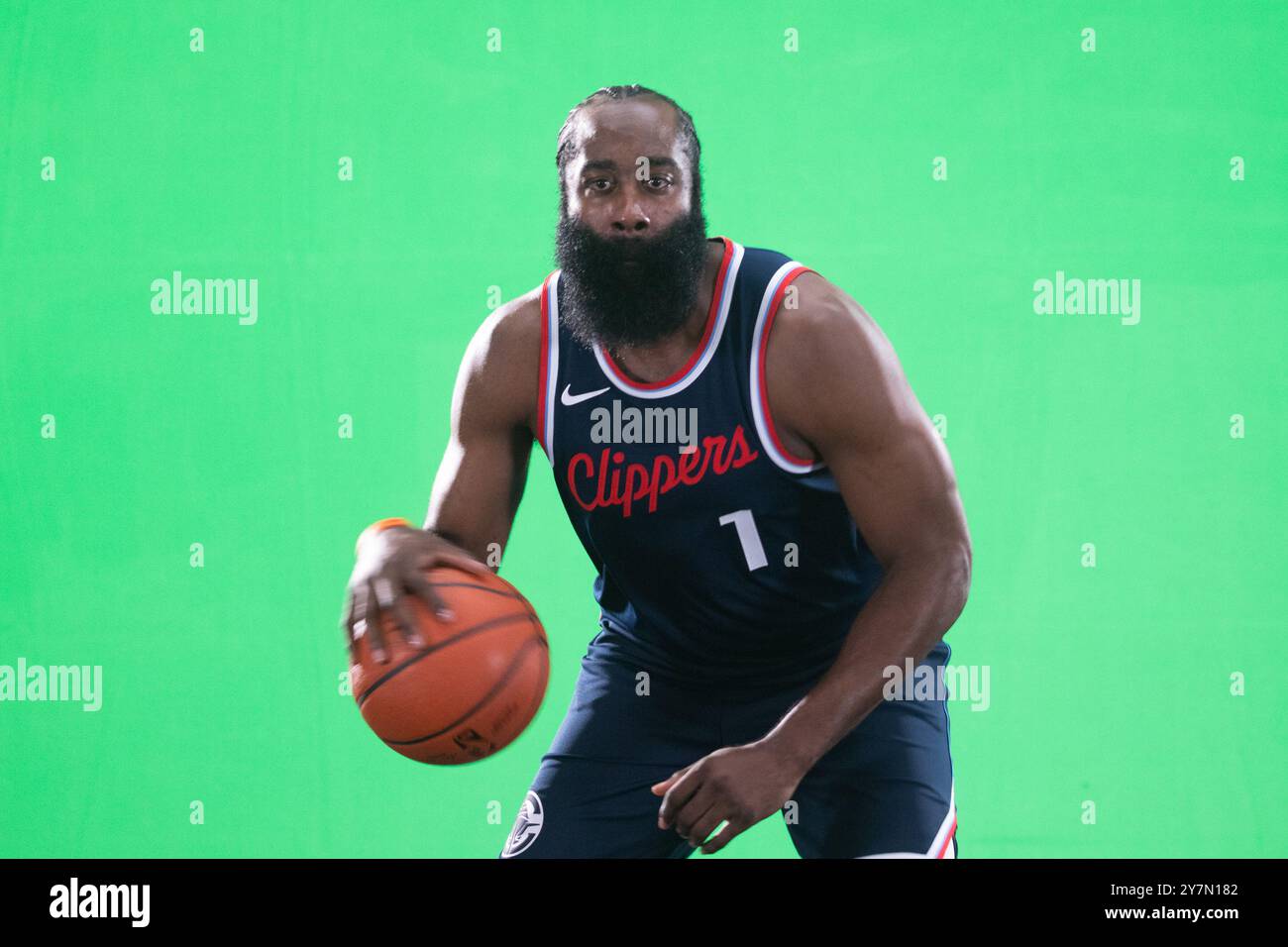 Los Angeles, Usa. 30. September 2024. James Harden #1 von Los Angeles Clippers nimmt am LA Clippers' Media Day im Intuit Dome Teil. (Foto: Ringo Chiu/SOPA Images/SIPA USA) Credit: SIPA USA/Alamy Live News Stockfoto