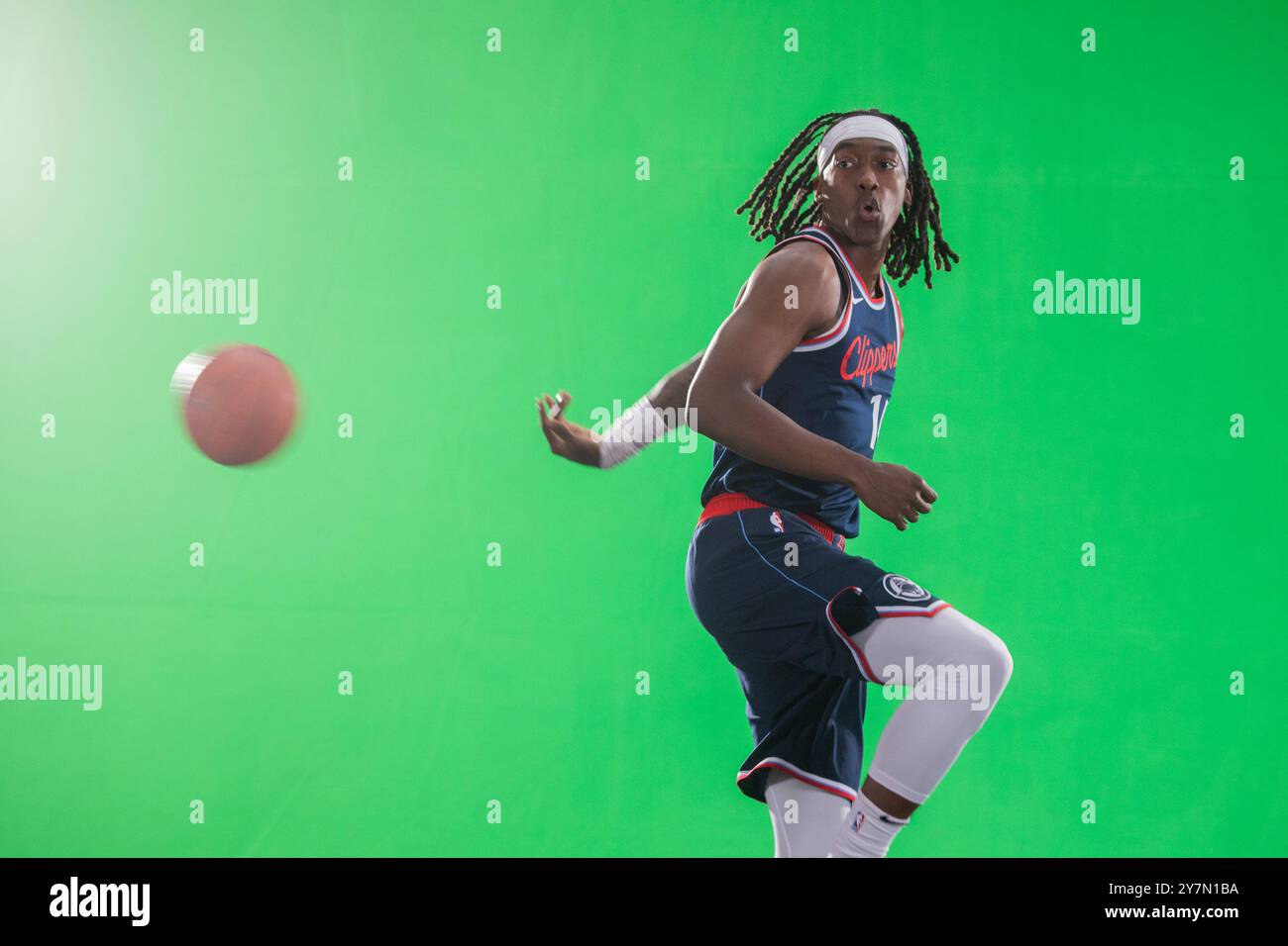 Los Angeles, Usa. 30. September 2024. Los Angeles Clippers' Terance Mann #14 nimmt am LA Clippers' Media Day im Intuit Dome Teil. (Foto: Ringo Chiu/SOPA Images/SIPA USA) Credit: SIPA USA/Alamy Live News Stockfoto