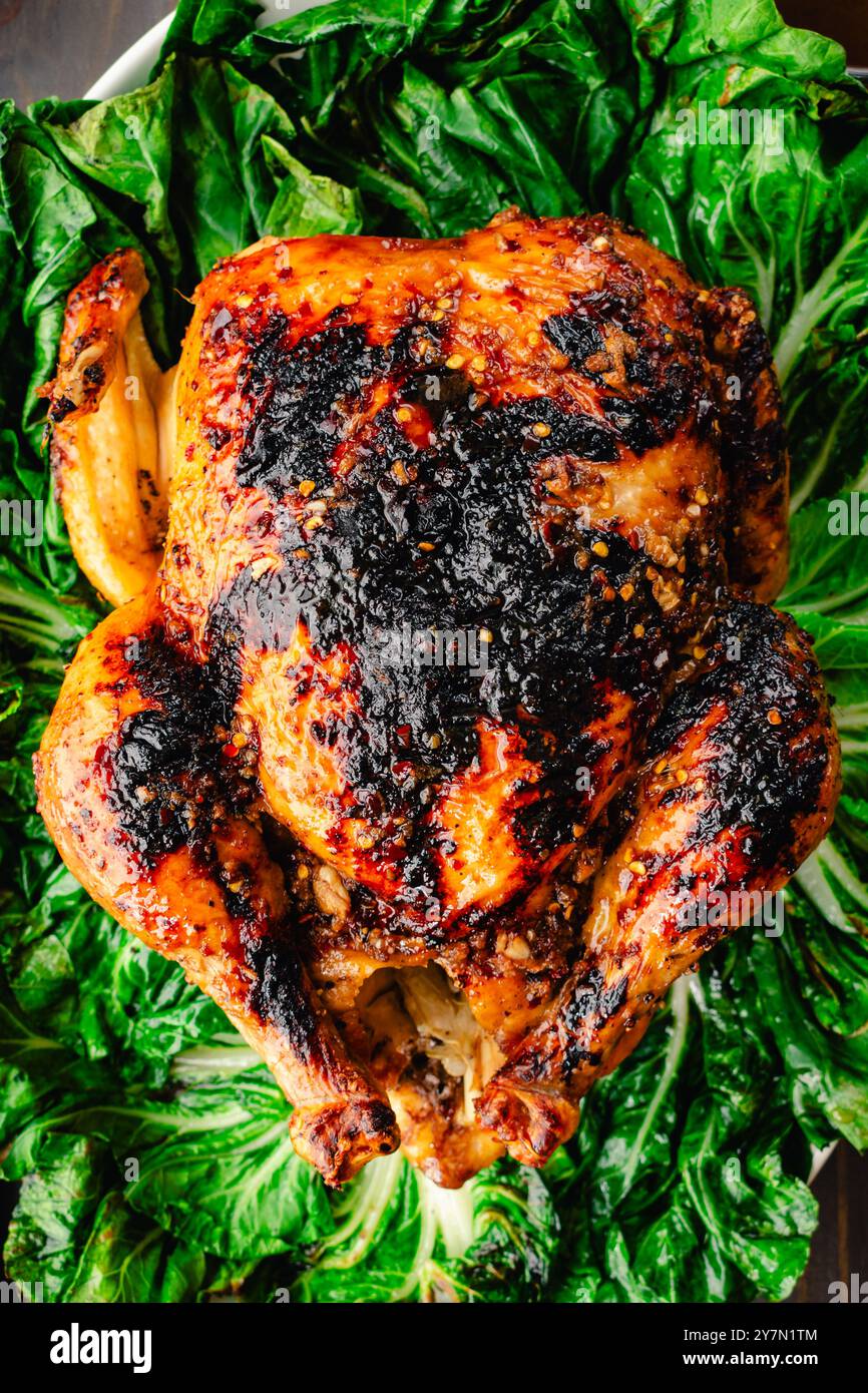 Vietnamesisches gebratenes Huhn auf einem Bett mit Sauteed Bok Choy ...