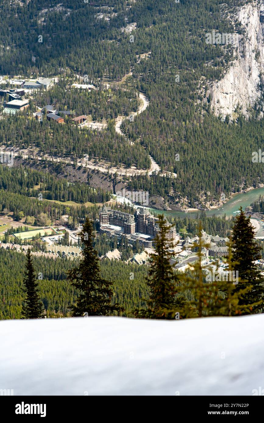 Blick auf das atemberaubende Fairmont Banff Springs Hotel in der Stadt während des Frühlings mit unglaublicher Aussicht rund um das Wildnishotel in Kanada. Stockfoto