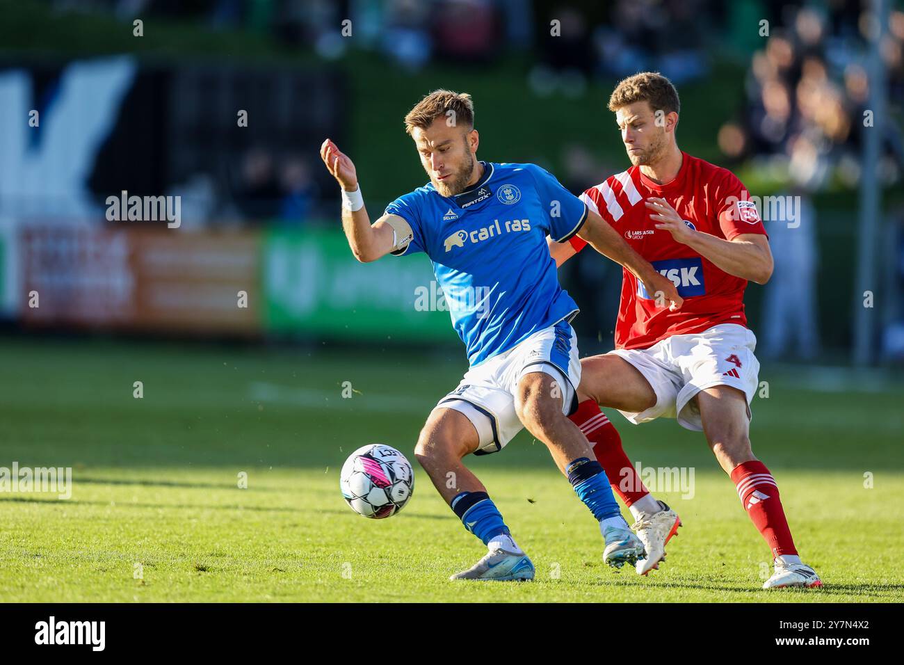 Lyngby, Dänemark. September 2024. Frederik Gytkjaer (26) von Lyngby BK und Pedro Ganchas (4) von Silkeborg, WENN sie während des dänischen 3F Superliga-Spiels zwischen Lyngby BK und Silkeborg IF im Lyngby Stadion in Lyngby gesehen wurden. Stockfoto