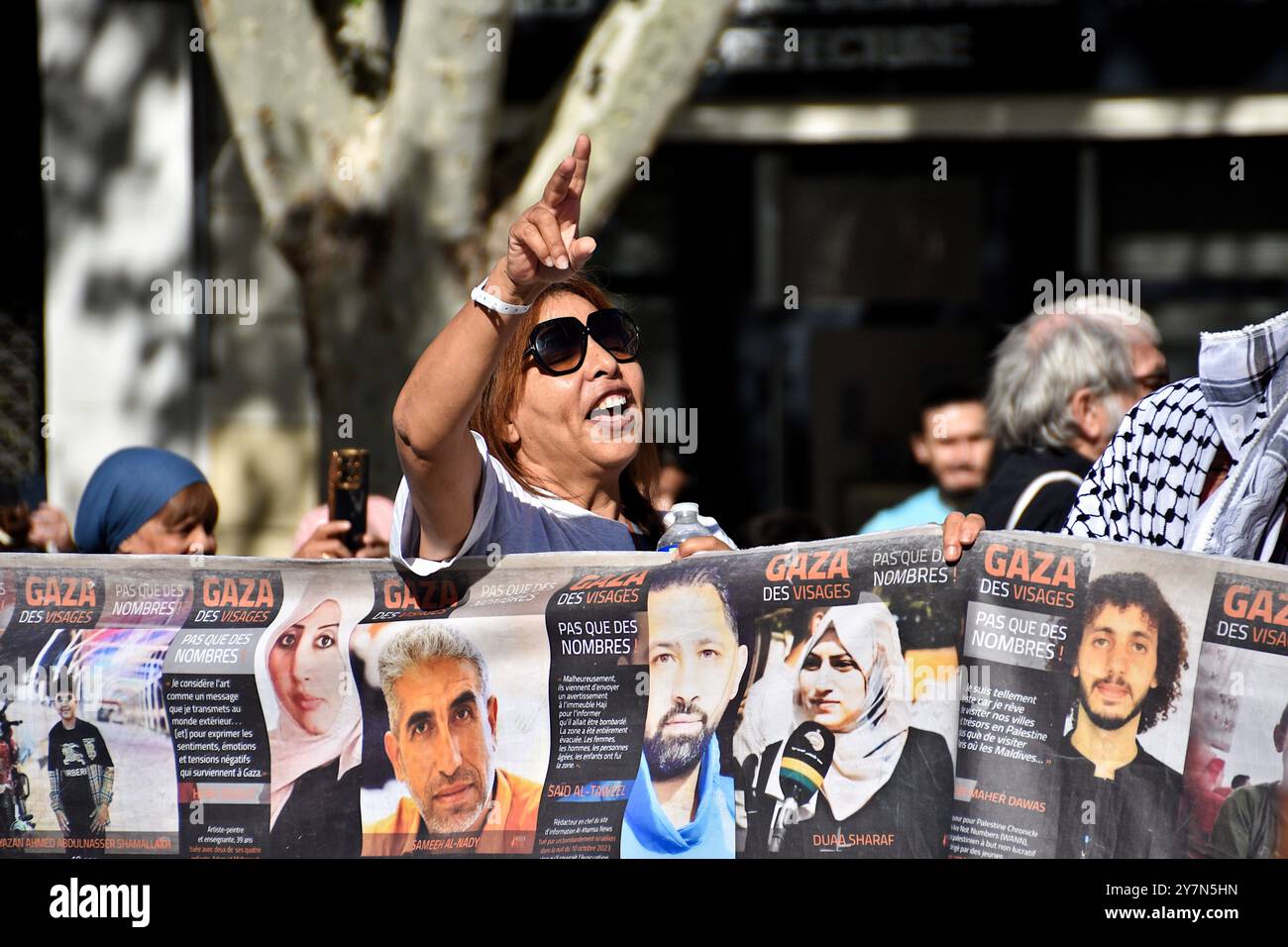 Marseille, Frankreich. September 2024. Ein Demonstrant hält ein Banner, während er während der Demonstration Slogans singt. Hunderte von Menschen demonstrierten in Marseille, um einen Waffenstillstand in Gaza und Frieden im Libanon zu fordern. Wie im Gazastreifen verstärkt die israelische Armee ihre Bombenangriffe im Libanon. Quelle: SOPA Images Limited/Alamy Live News Stockfoto