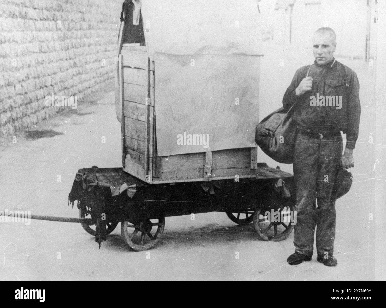 Ein entflohener Mauthausen-Häftling Hans Bonarewitz, der von der SS festgenommen wurde, muss neben der Box posieren, in der er seinen Fluchtversuch versuchte. Mauthausen war ein NS-Zwangsarbeitslager, das Teil des Mauthausen-Komplexes war. Auf seiner Höhe hatte sie 85.000 Gefangene auf einmal. Es war berüchtigt für seine Härte - es wird geschätzt, dass von den 190.000 Gefangenen, die während der Operationen dort festgehalten wurden, die Hälfte vollständig gestorben ist. Dort befand sich der Wiener Graben und seine gefürchteten Todessteige, wo viele starben, als sie riesige Lasten die 186 Steintreppen hinauftrugen. Stockfoto