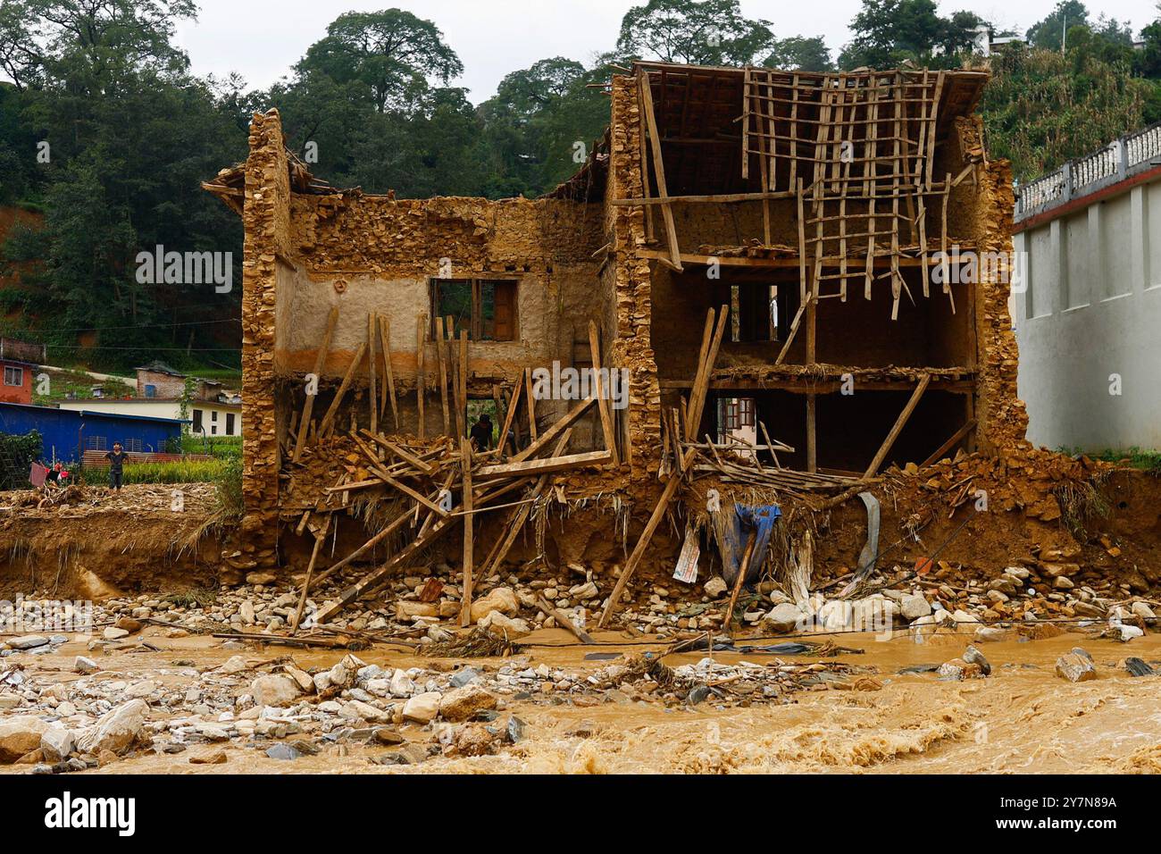 Panauti, Nepal. 30. September 2024. Zerstörte Häuser werden nach den Überschwemmungen entlang des Flusses gesehen. Überschwemmungen töteten mehr als 200 Menschen, vertriebenen Tausende und ließen an vielen Orten nach Panauti in Kavre, Nepal, am Montag, den 30. September 2024 ohne Zugang zu Strom und Trinkwasser zurück. Quelle: SOPA Images Limited/Alamy Live News Stockfoto