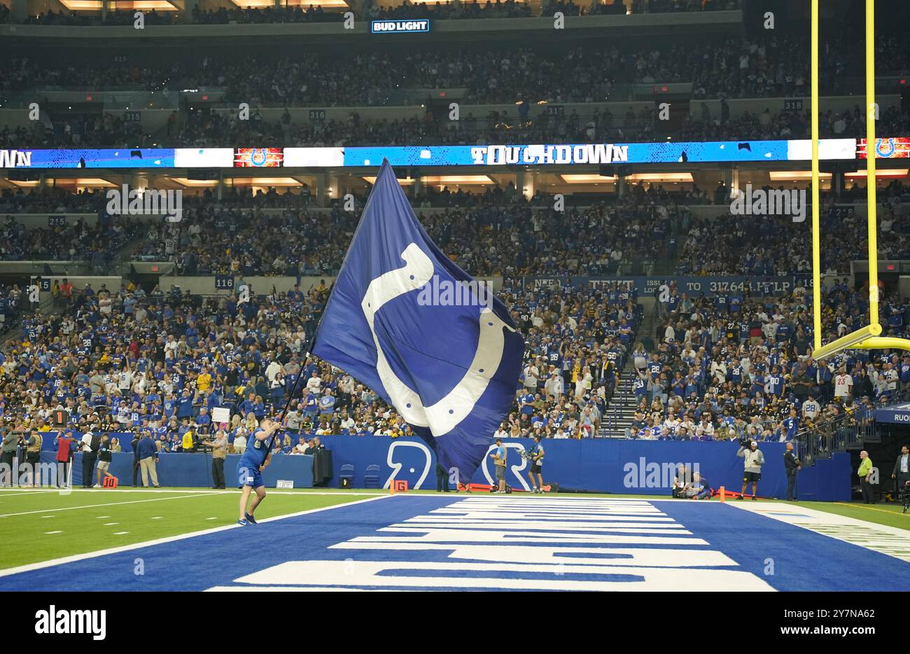 Indianapolis, Indiana, USA. September 2024. 29. September 2024: Colts Flaggen während der Pittsburgh Steelers vs Indianapolis Colts im Lucas Oil Stadium in Indianapolis. Brook Ward/scheinbare Media Group (Kreditbild: © AMG/AMG via ZUMA Press Wire) NUR REDAKTIONELLE VERWENDUNG! Nicht für kommerzielle ZWECKE! Stockfoto