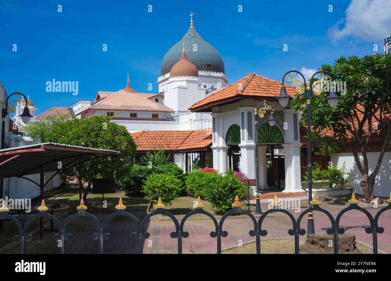 Malaysia: Kapitan Keling Moschee, Georgetown, Pulau Penang (Penang Island) wurde um 1800 von Caudeer Mohudeen, dem Führer der indischen muslimischen Gemeinde von Penang, gegründet. Masjid Kapitan Keling ist die älteste und bekannteste historische Moschee in Penang. Caudeer Mohudeen trug den Titel Kapitan Kling oder „Captain of the Klings“. Keling war ein Begriff, der zu dieser Zeit verwendet wurde, um die tamilischen Muslime, auch bekannt als Chulia, zu beschreiben, die den Großteil der indischen muslimischen Gemeinschaft bildeten. Caudeer Mohudeen starb 1834 und sein Grab ist noch heute im nahegelegenen Kampung Kolam erhalten. Stockfoto