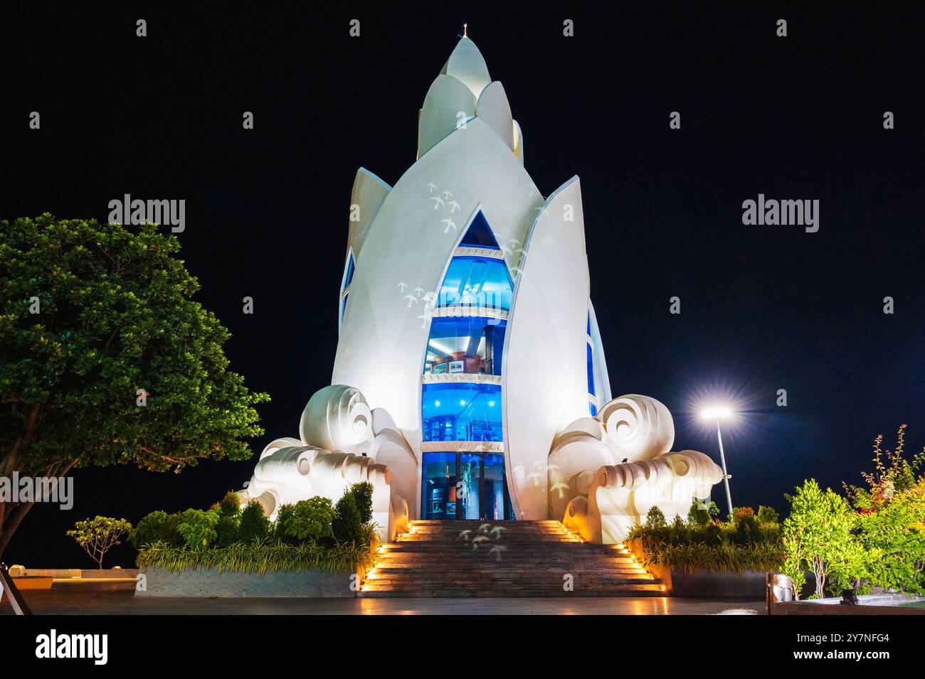 Weißer Lotus Tower oder Thap Tram Huong Tower in Nha Trang City am zentralen Platz in Vietnam Stockfoto