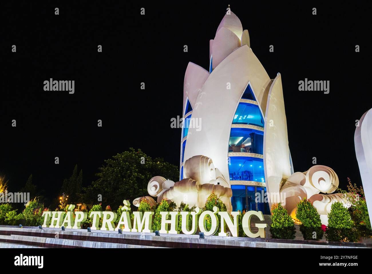Wahrzeichen weißer Lotus Tower oder Thap Tram Huong Tower in Nha Trang Stadt am Wasser bei Nacht in Vietnam Stockfoto