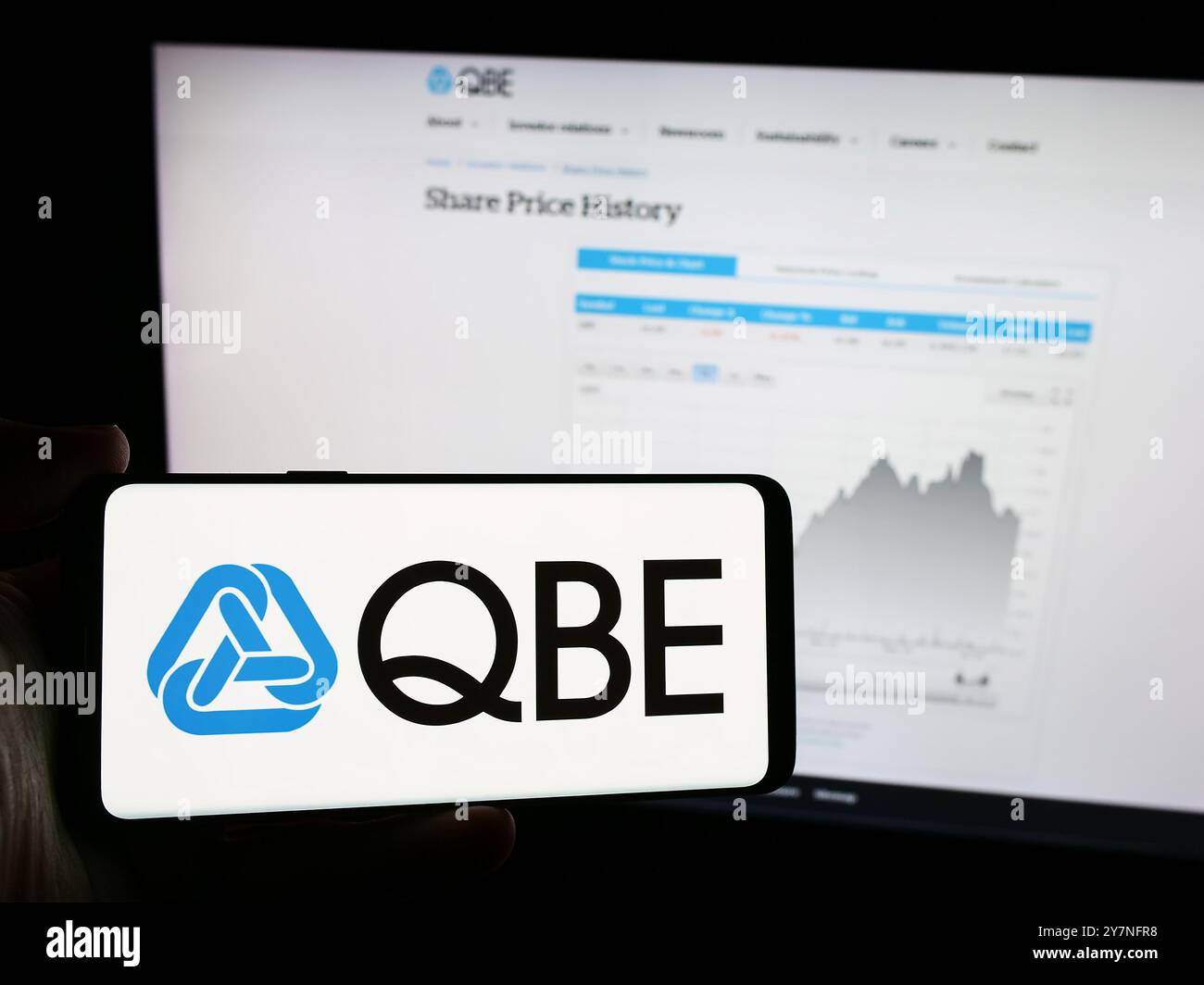 Deutschland. September 2024. In dieser Abbildung befindet sich ein Mobiltelefon mit dem Logo des australischen Unternehmens QBE Insurance Group Limited vor der Website des Unternehmens. (Credit Image: © Timon Schneider/SOPA Images via ZUMA Press Wire) NUR REDAKTIONELLE VERWENDUNG! Nicht für kommerzielle ZWECKE! Stockfoto