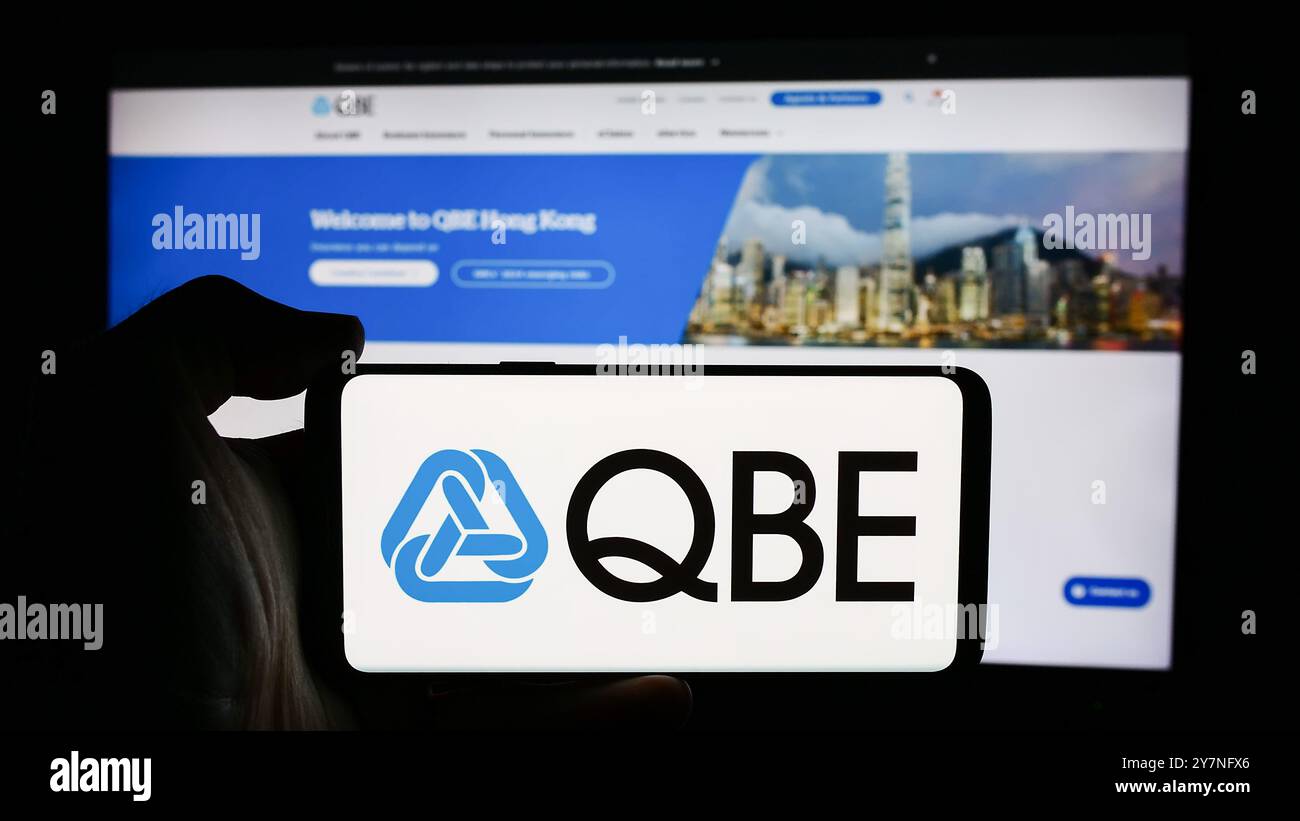 Deutschland. September 2024. In dieser Abbildung befindet sich ein Mobiltelefon mit dem Logo des australischen Unternehmens QBE Insurance Group Limited vor der Website des Unternehmens. (Foto von Timon Schneider/SOPA Images/SIPA USA) *** ausschließlich für redaktionelle Nachrichten *** Credit: SIPA USA/Alamy Live News Stockfoto