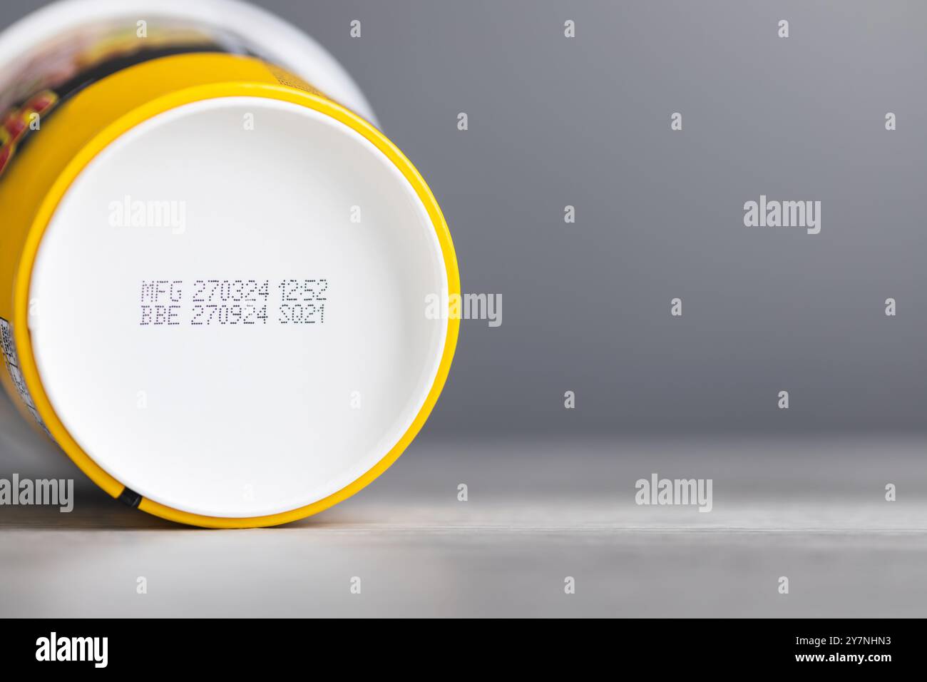 Produktions- und Verfallscodes sind unter einem durchsichtigen Lebensmittelbehälter mit Instant-Nudeln gedruckt. Das Bild zeigt, wie wichtig es ist, Produktdaten zu überprüfen Stockfoto