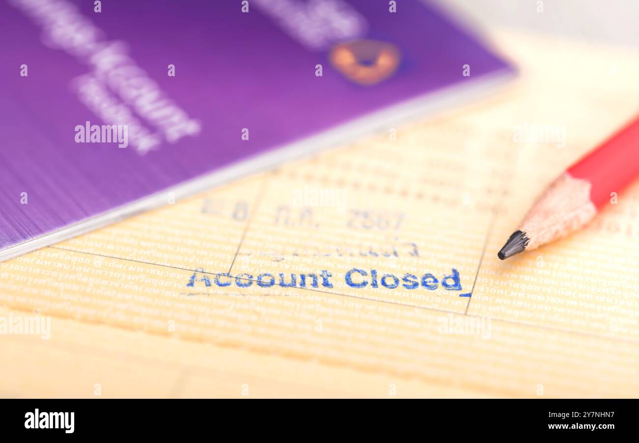 Aufnahme des Stempels „Konto geschlossen“ in einem Bankbuch, der die Auswirkungen der sich kriechenden Wirtschaft symbolisiert und die Menschen dazu bringt, ihre Sparkonten zu schließen. I Stockfoto
