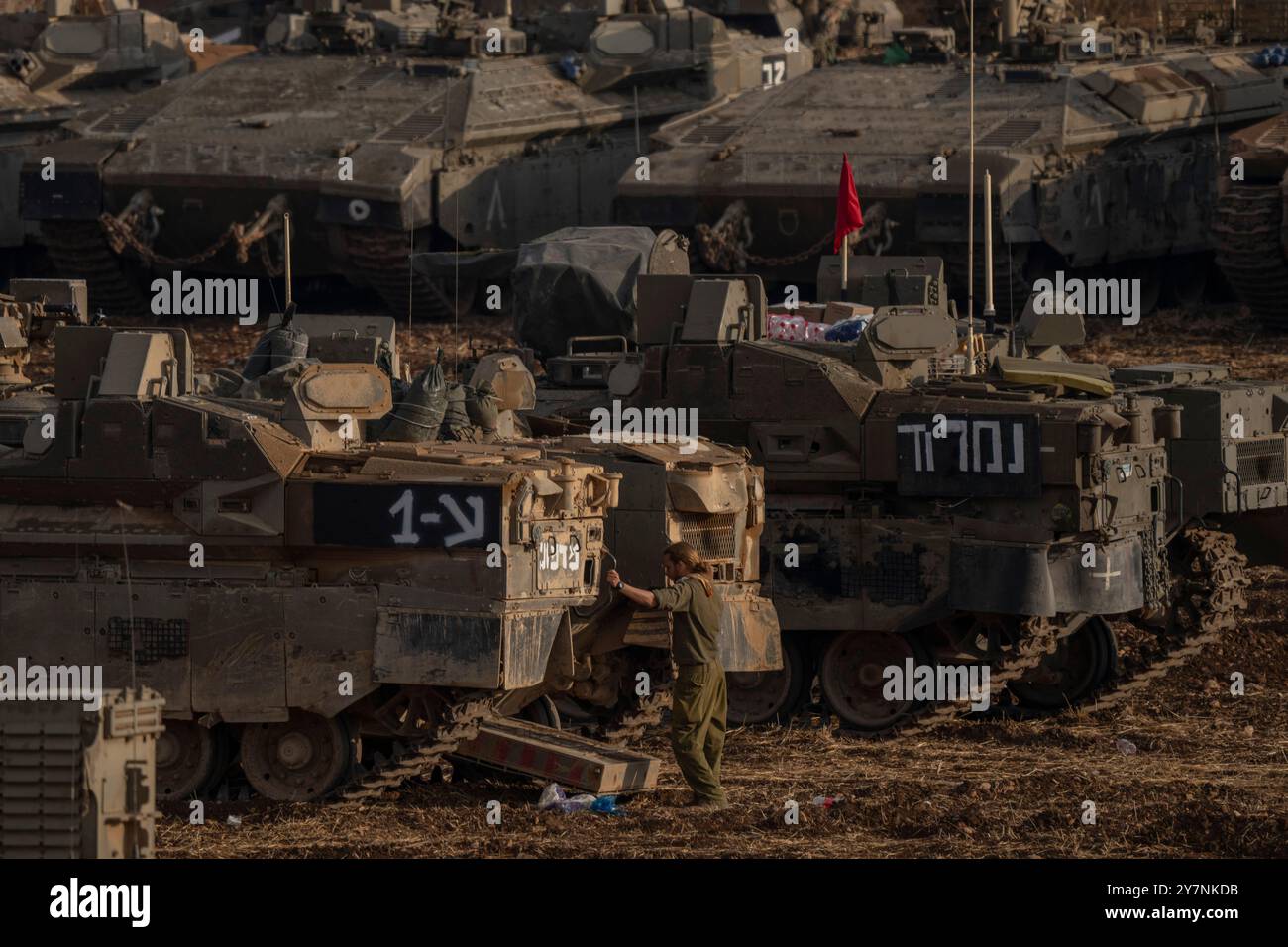 Kiryat Shmona, Israel. Oktober 2024. Israelische Panzer versammeln sich entlang der israelisch-libanesischen Grenze. Die israelischen Verteidigungskräfte (IDF) hatten "gezielte Bodenangriffe auf der Grundlage präziser Informationen" begonnen, sagte die IDF in einem Beitrag auf der Social-Media-Plattform X. "Diese Ziele befinden sich in Dörfern nahe der Grenze und stellen eine unmittelbare Bedrohung für die israelischen Gemeinden im Norden Israels dar." Quelle: Ilia yefimovich/dpa/Alamy Live News Stockfoto