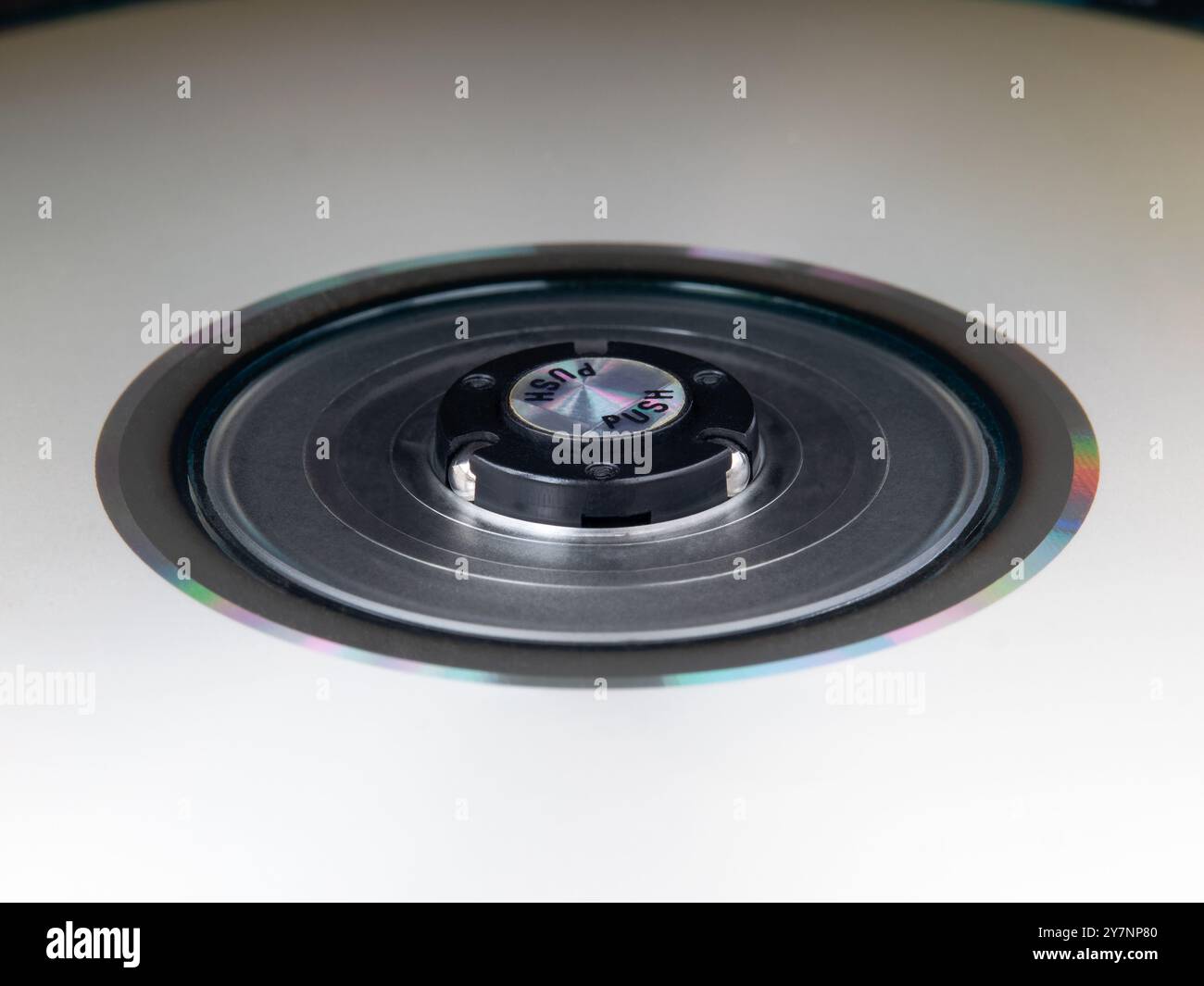 CD mit weißem Etikett auf Spindel mit CD-Halter im tragbaren CD-Player Stockfoto
