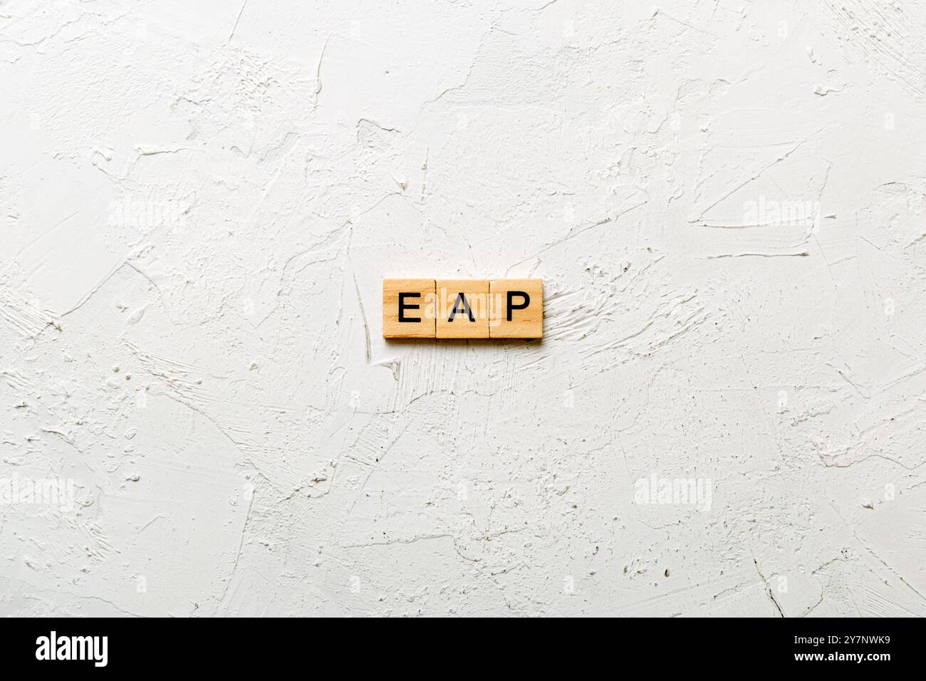 EAP-Wort auf Holzblock geschrieben. Text des Mitarbeiterunterstützungsprogramms auf dem Tisch, Konzept. Stockfoto