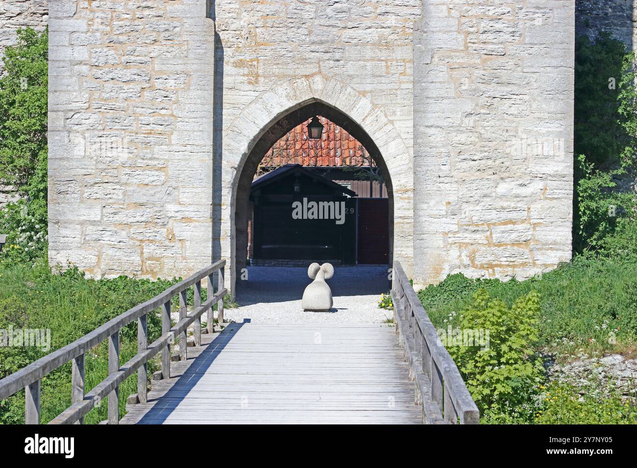 Statue von Gotland RAM „bewachendes“ Tor in der Stadtmauer, Visby, Gotland, Schweden Stockfoto