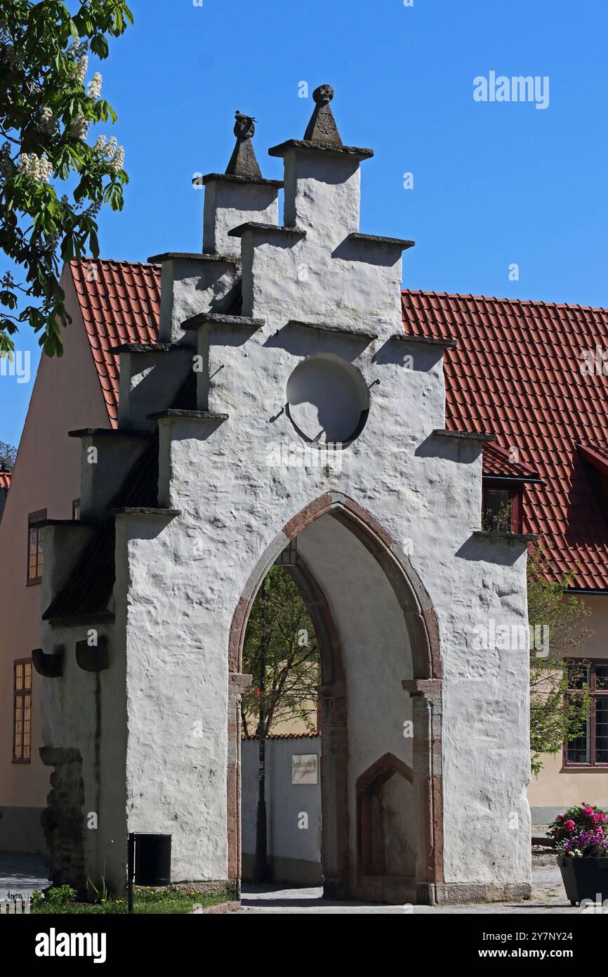 Bogenförmiger Eingang zu Svenska Kyrkan, Visby, Schweden Stockfoto