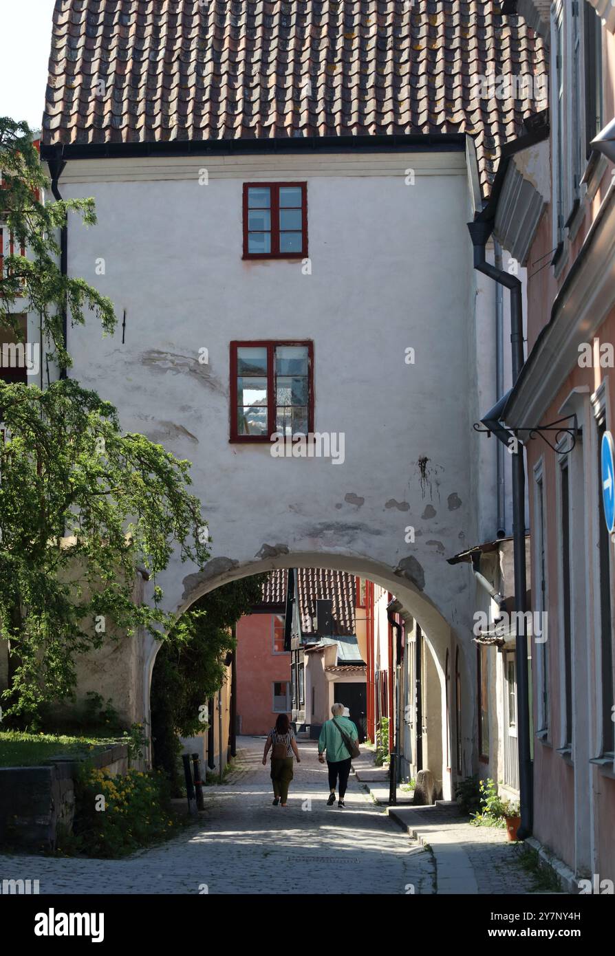 Blick durch den Torbogen über die Straße, Visby, Gotland, Schweden Stockfoto