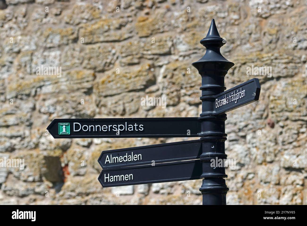 Metal Tourist Wegweiser, Visby, Gotland, Schweden Stockfoto