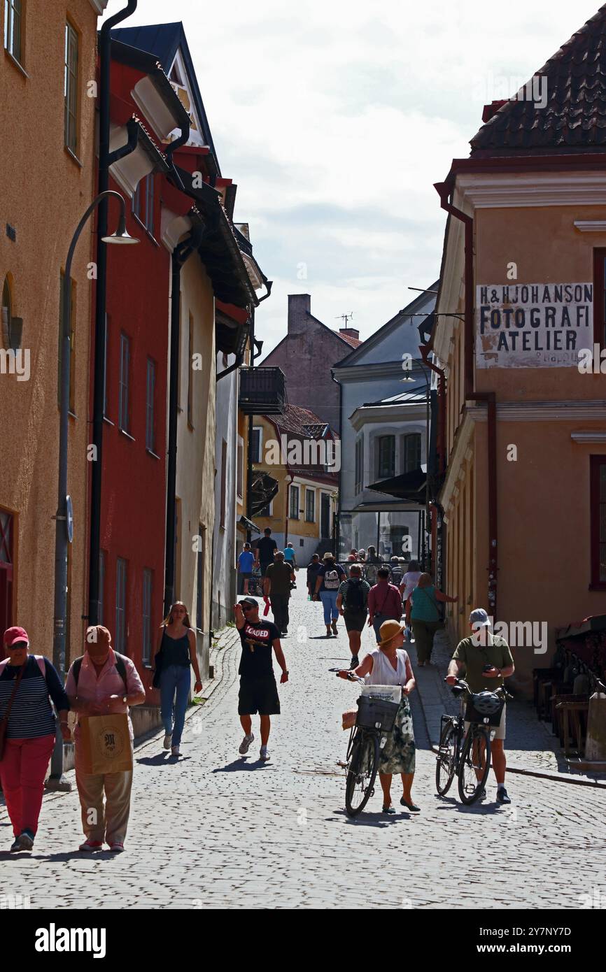 Blick entlang der Straße in die historische Stadt Visby, Schweden Stockfoto