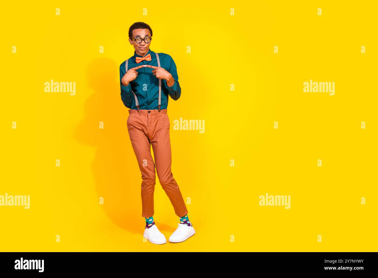 Foto von Geek Mann Finger berühren Fühlen Sie sich schüchtern unsicher unsicher iwear stilvolles Outfit isoliert lebendige Farbe Hintergrund Stockfoto