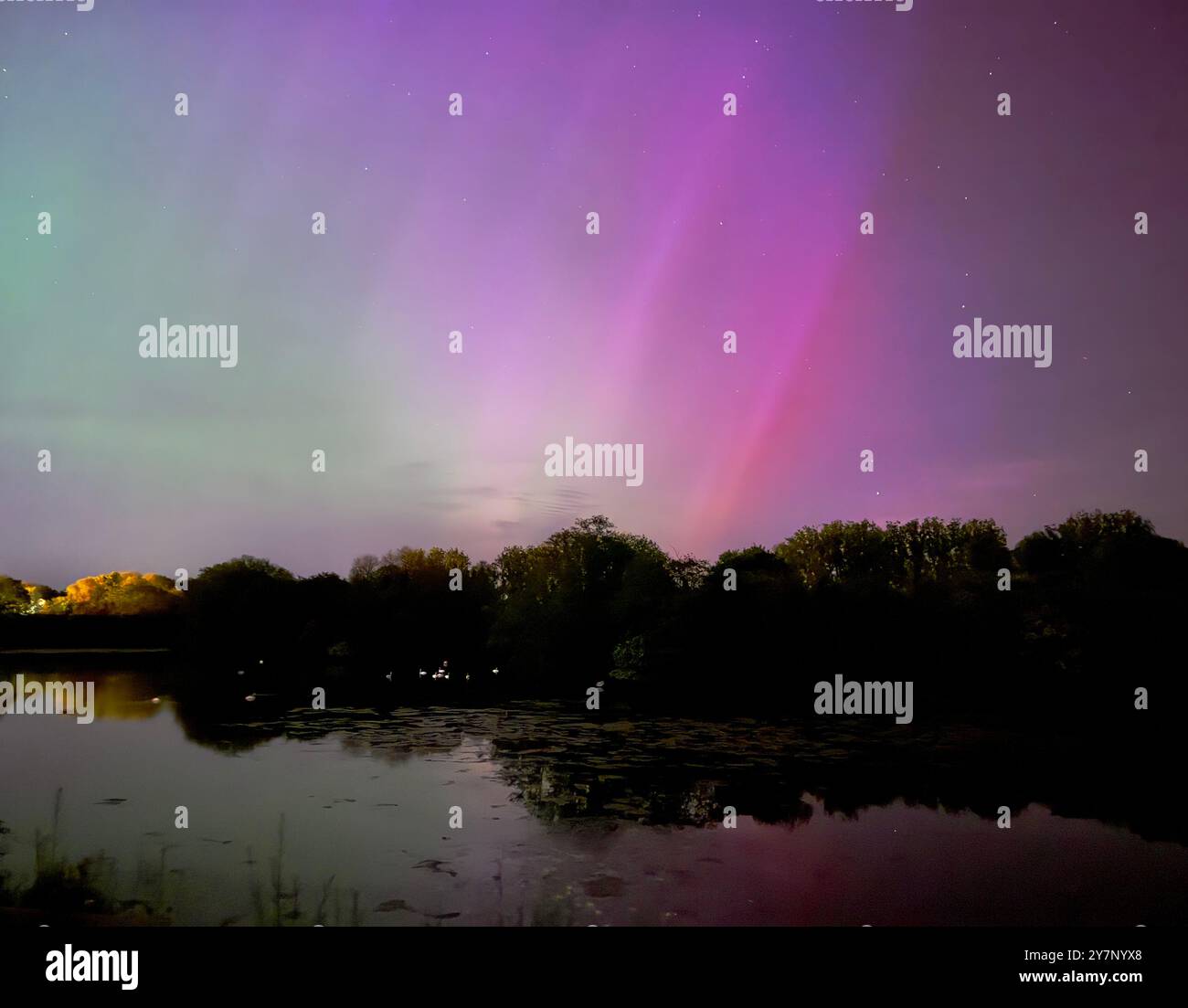 Die Aurora Borealis über Wiltshire, Großbritannien - Smartphone-aufgenommenes Stockfoto