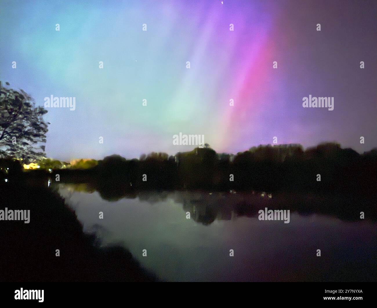 Die Aurora Borealis über Wiltshire, Großbritannien - Smartphone-aufgenommenes Stockfoto