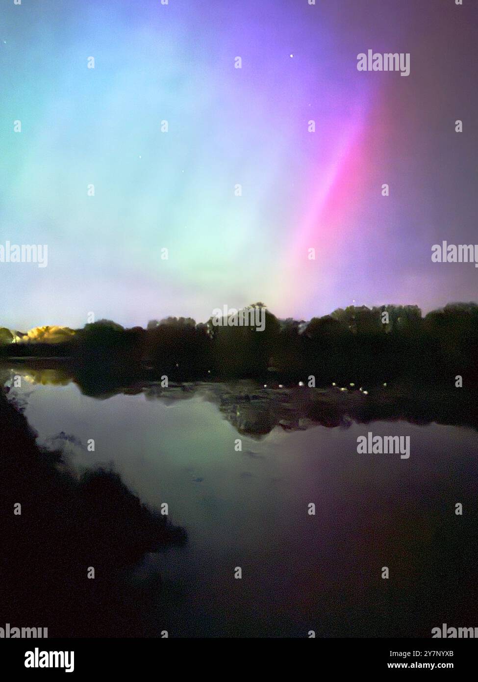 Die Aurora Borealis über Wiltshire, Großbritannien - Smartphone-aufgenommenes Stockfoto
