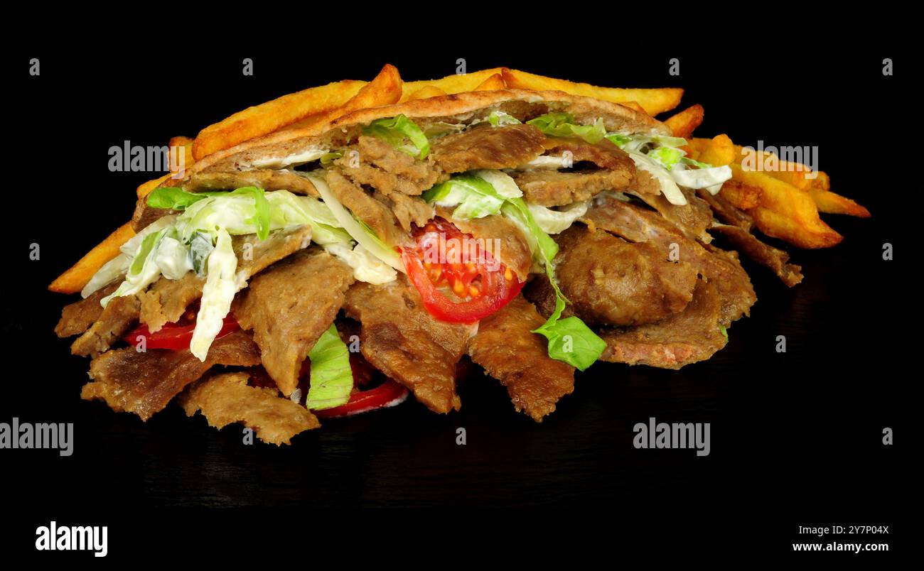 Dönerfleisch mit frischem Salat in Pitta-Brot und Pommes frites Stockfoto