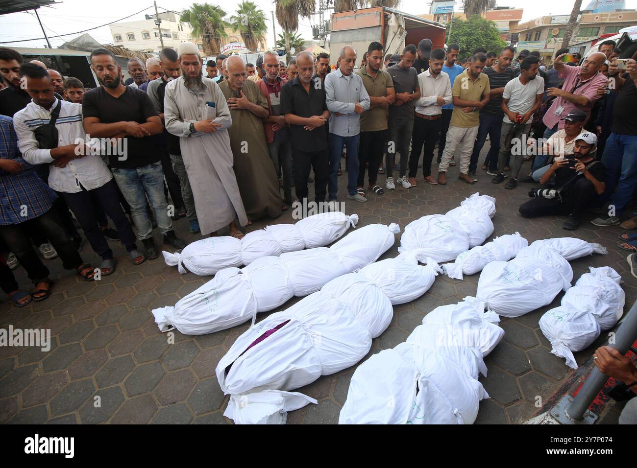 Verwandte der Verstorbenen trauern um ihre Körper, die in Grabtuch gewickelt sind, nachdem die Opfer eines israelischen Angriffs in das Al-Aqsa Krankenhaus in Deir al-Bala gebracht wurden. Verwandte der Verstorbenen trauern um ihre Körper, die in Grabtuch gewickelt sind, nachdem die Opfer eines israelischen Angriffs am 1. Oktober 2024 in das Al-Aqsa Krankenhaus in Deir al-Balah, Gazastreifen, gebracht wurden. Foto: Naaman Omar apaimages Dair EL-Balah Gazastreifen Palästinensische Gebiete 011024 Dair El Balah NAA 006 Copyright: XapaimagesxNaamanxOmarxxapaimagesx Stockfoto