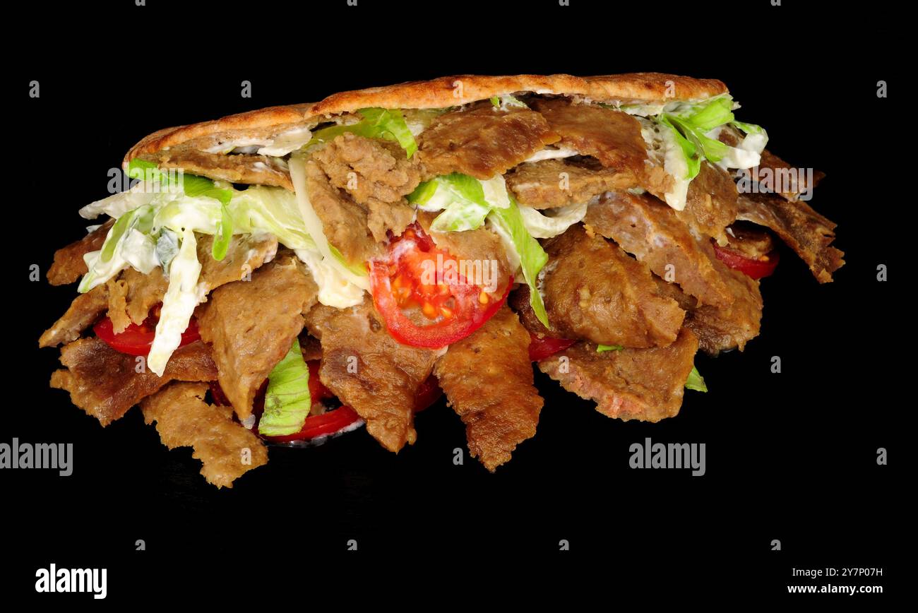 Dönerfleisch mit frischem Salat in Pitta-Brot Stockfoto