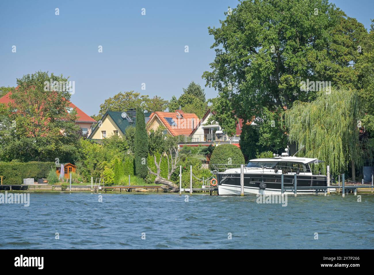 Privater Bootssteg, Boot, Wohnhäuser an der Havel, Tegelort, Tegel, Reinickendorf, Berlin, Deutschland, privater Schiffsanleger, Boot, Wohnhäuser an Stockfoto