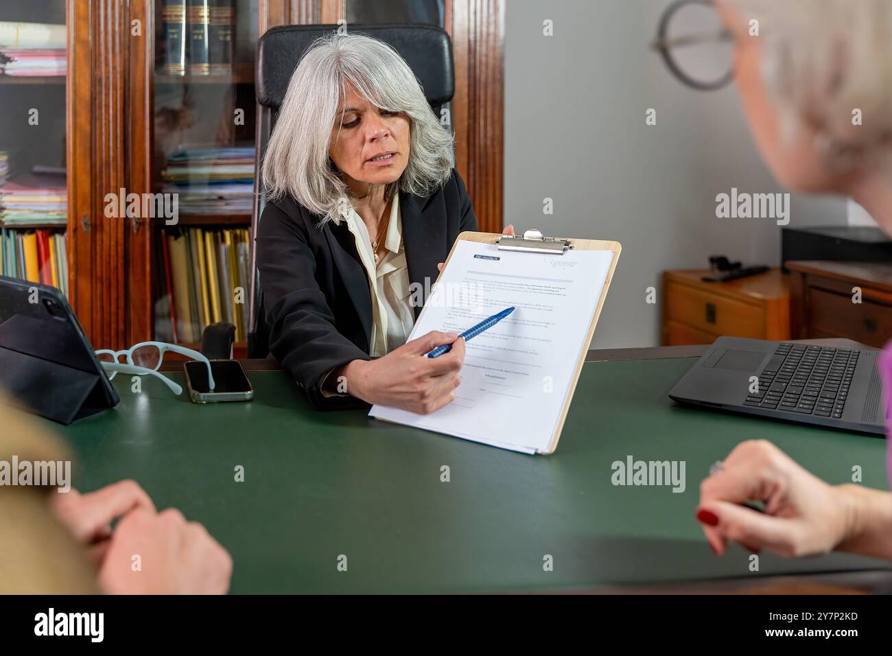 Reife Anwältin bei der Prüfung von Rechtsdokumenten im Amt. Professionelle Beratung, Anwalt-Mandant-Treffen. Stellt Fachwissen, Erfahrung und Frauen dar Stockfoto