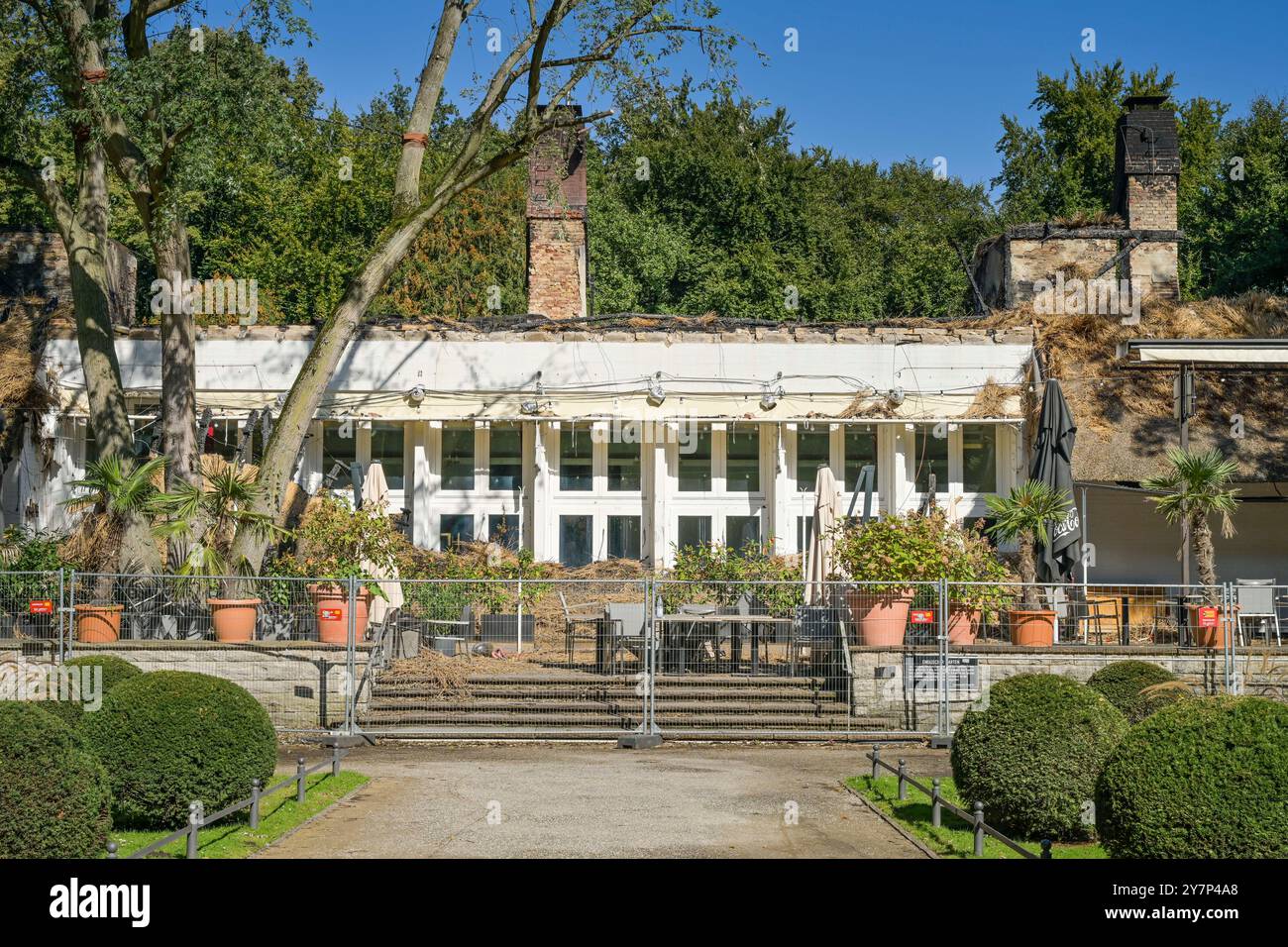 Ruine, ausgebranntes Teehaus, Englischer Garten, Park, großer Tiergarten, Tiergarten, Mitte, Berlin, Deutschland, Ruine, ausgebranntes Teehaus, englischer Garte Stockfoto