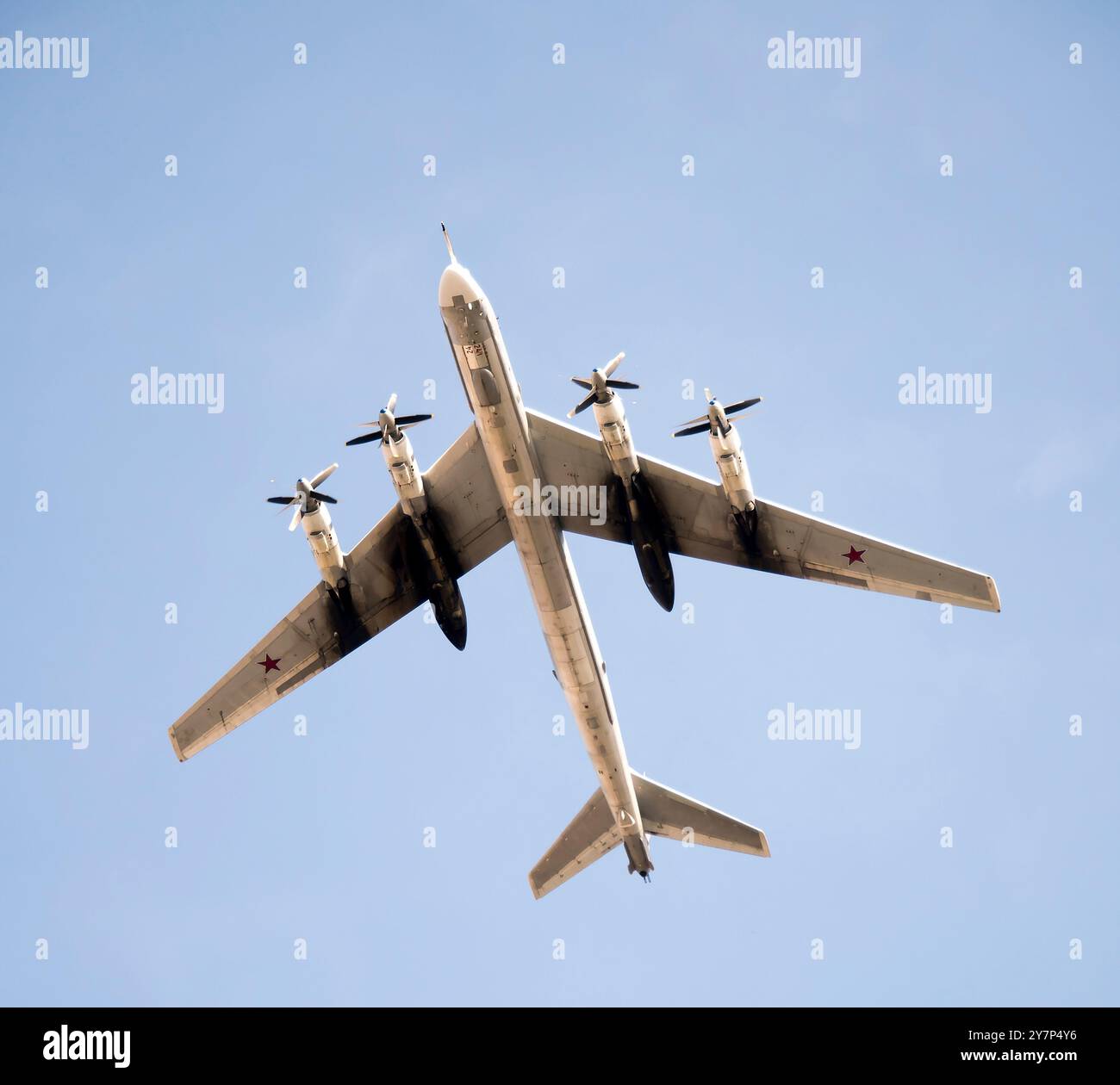 RUSSLAND; ROSTOW AM DON - 21. MÄRZ - strategischer Bomber Tu-95 MC ' Bär ' bei der Veranstaltung zum 70. Jahrestag des Sieges im Großen Vaterländischen Krieg am März Stockfoto