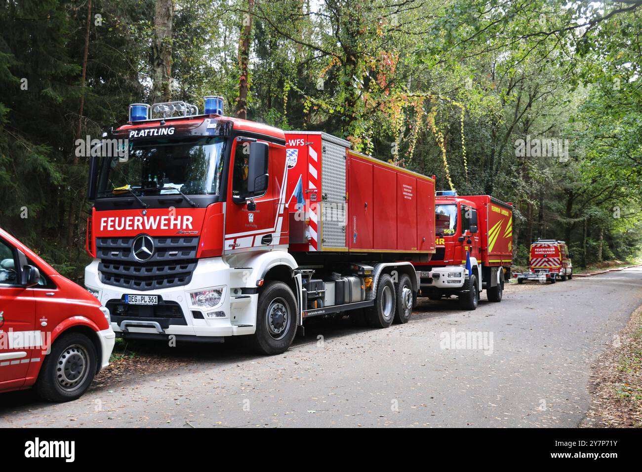 Katastrophenschutz - Länderübergreifende Großübung Eichkater 2024 - Niedersachsen und Bayern üben Bekämpfung von Waldbränden. Feuerwehrfahrzeug, Katastrophenschutz Bayern, Landkreis Deggendorf, Stadt Plattling Celle, DEU, Deutschland, 27.09.2024 *** Katastrophenschutz Landeshauptübung Eichkater 2024 Niedersachsen und Bayern Praxis Waldbrandbekämpfung Feuerwehrfahrzeug, Katastrophenschutz Bayern, Landkreis Deggendorf, Plattling Stadt Celle, DEU, Deutschland, 27 09 2024 Stockfoto