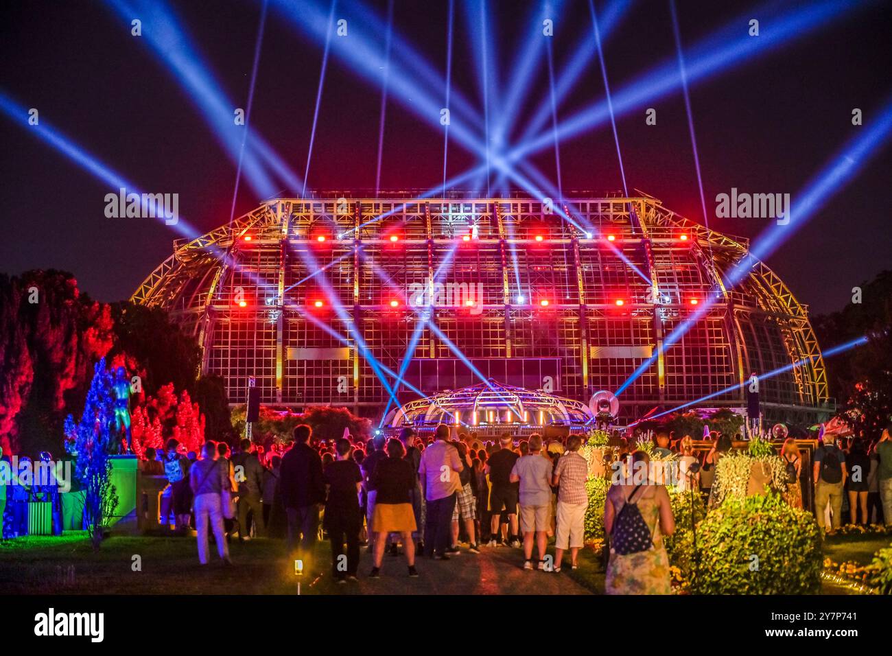 Botanische Nacht, beleuchtetes großes Tropenhaus, Botanischer Garten, Lichterfelde, Steglitz-Zehlendorf, Berlin, Deutschland, Botanische Nacht, illuminiert Stockfoto