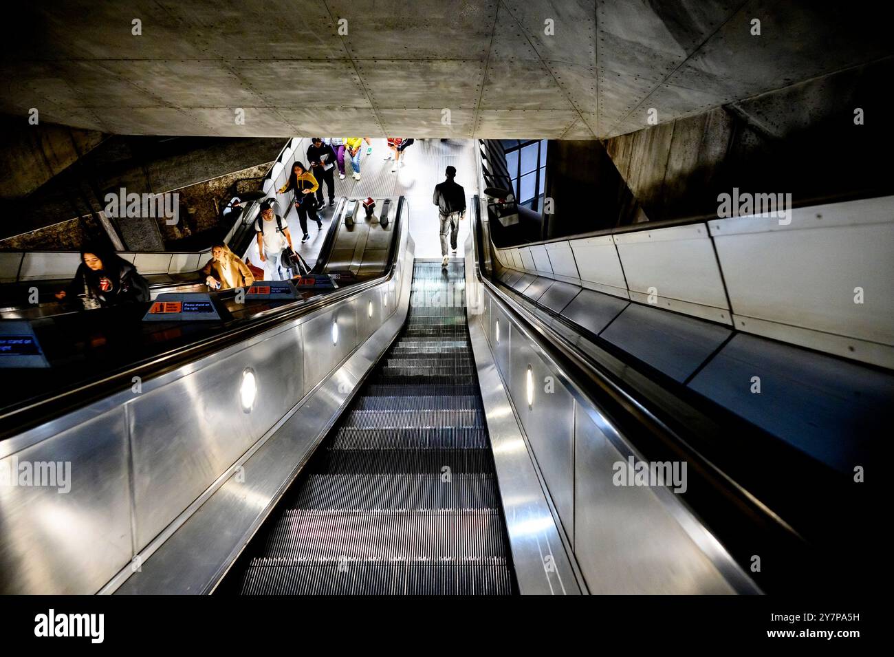 London, Großbritannien. Die Rolltreppe hinunter zur Jubilee Line in der U-Bahn-Station Westminster Stockfoto