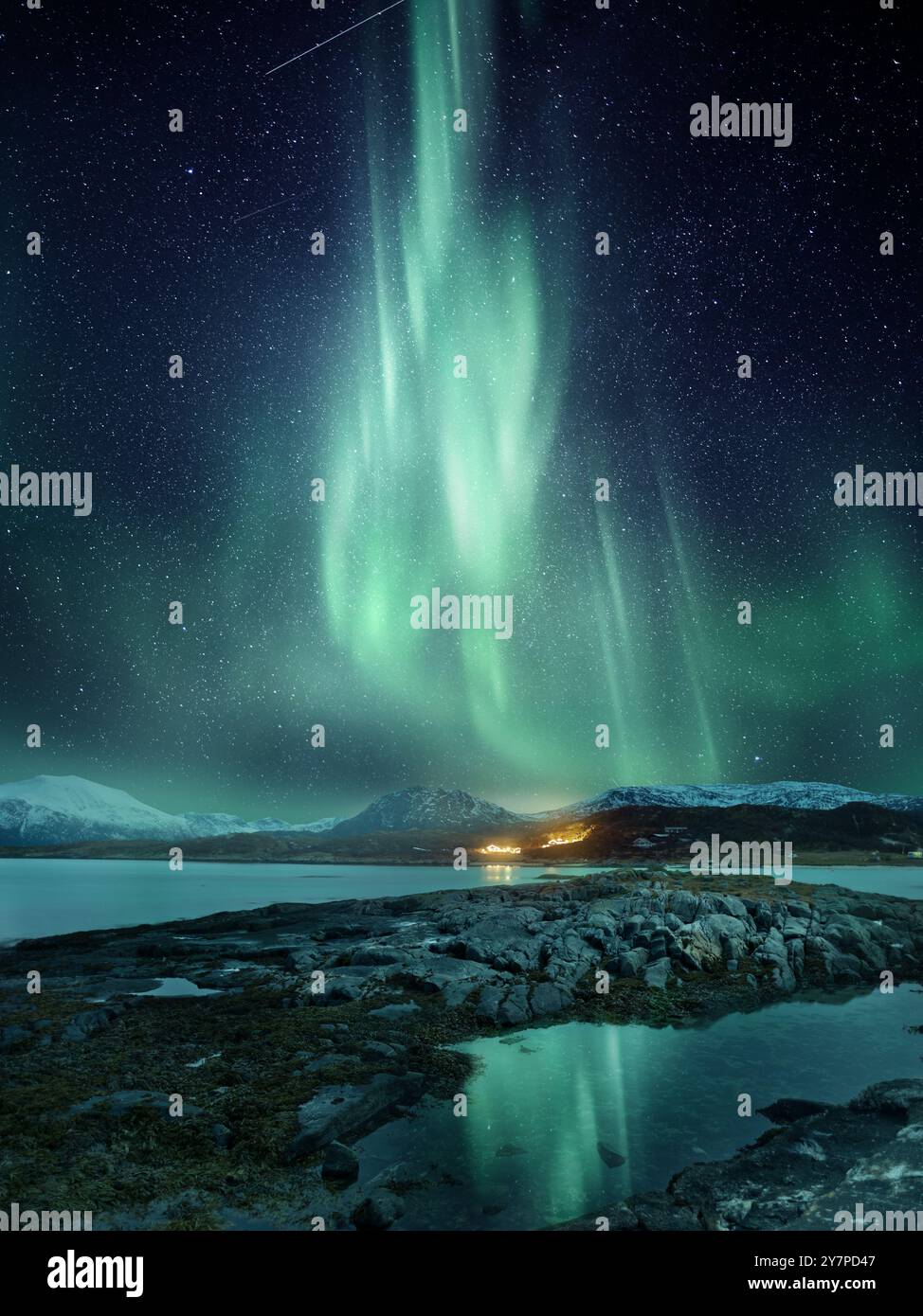 Ein spektakuläres Nordlicht-Aurora-Display, das den Nachthimmel in Nordnorwegen beleuchtet. Abenteuer und Reisen. Foto-Composite. Stockfoto